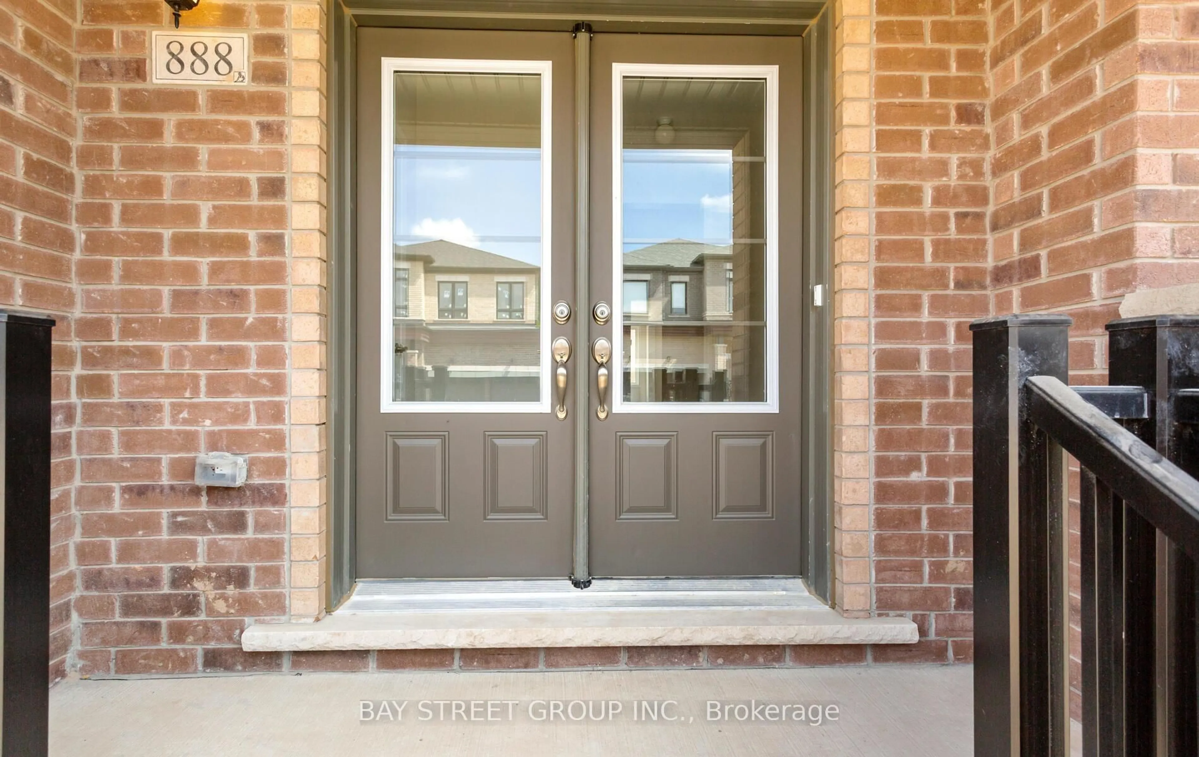 Indoor entryway for 888 Apple Terr, Milton Ontario L9T 7E7