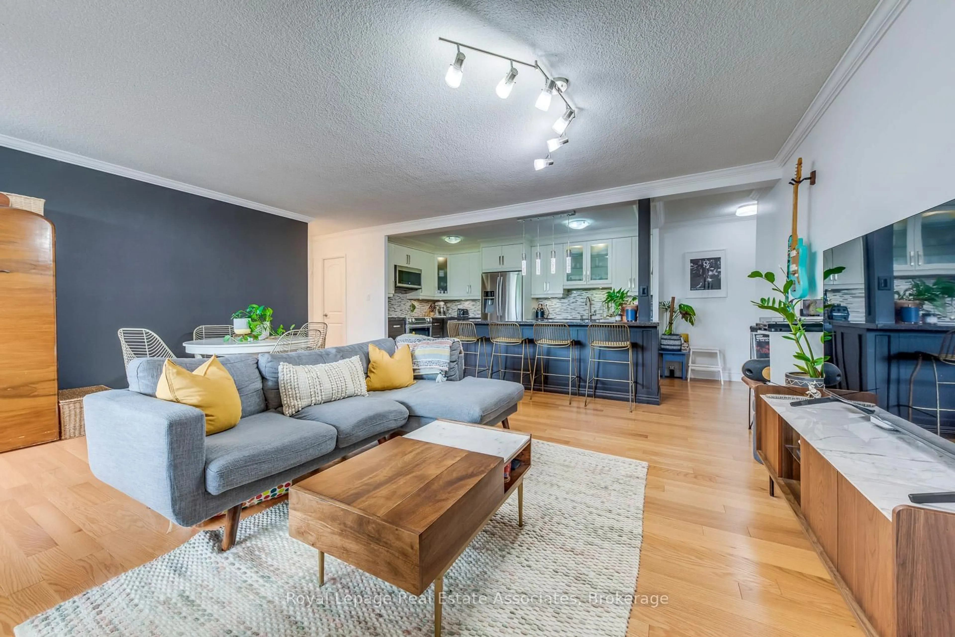 Living room with furniture, wood/laminate floor for 1535 Lakeshore Rd #308, Mississauga Ontario L5E 3E2