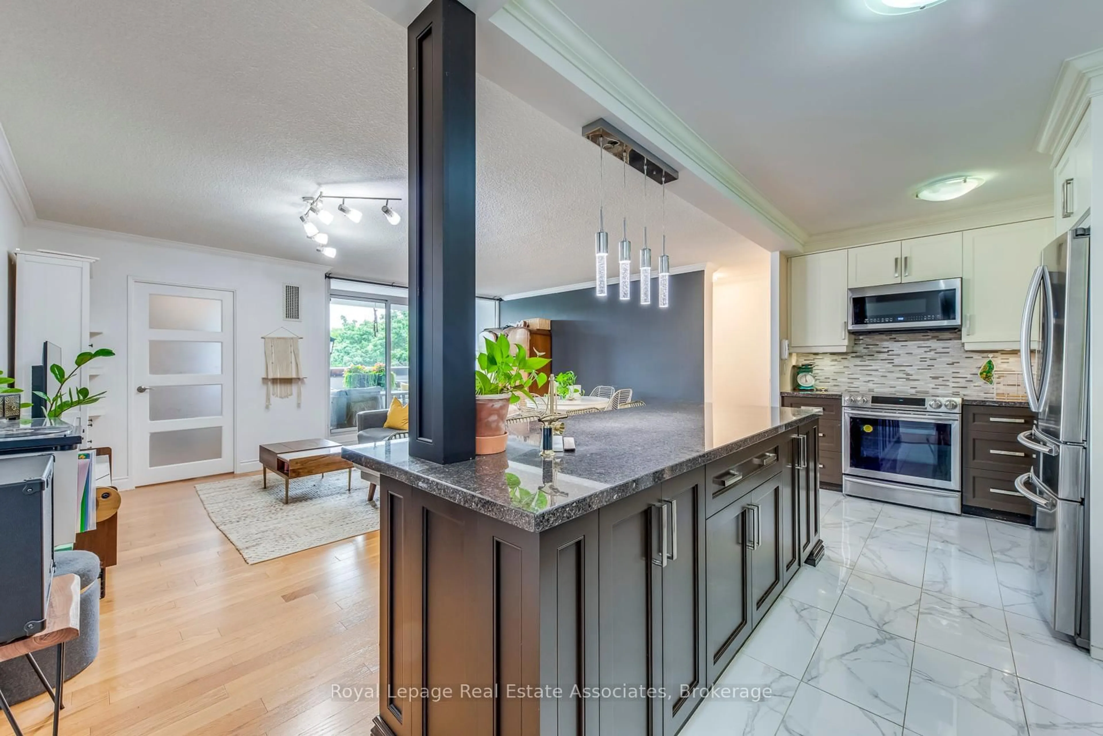 Open concept kitchen, ceramic/tile floor for 1535 Lakeshore Rd #308, Mississauga Ontario L5E 3E2