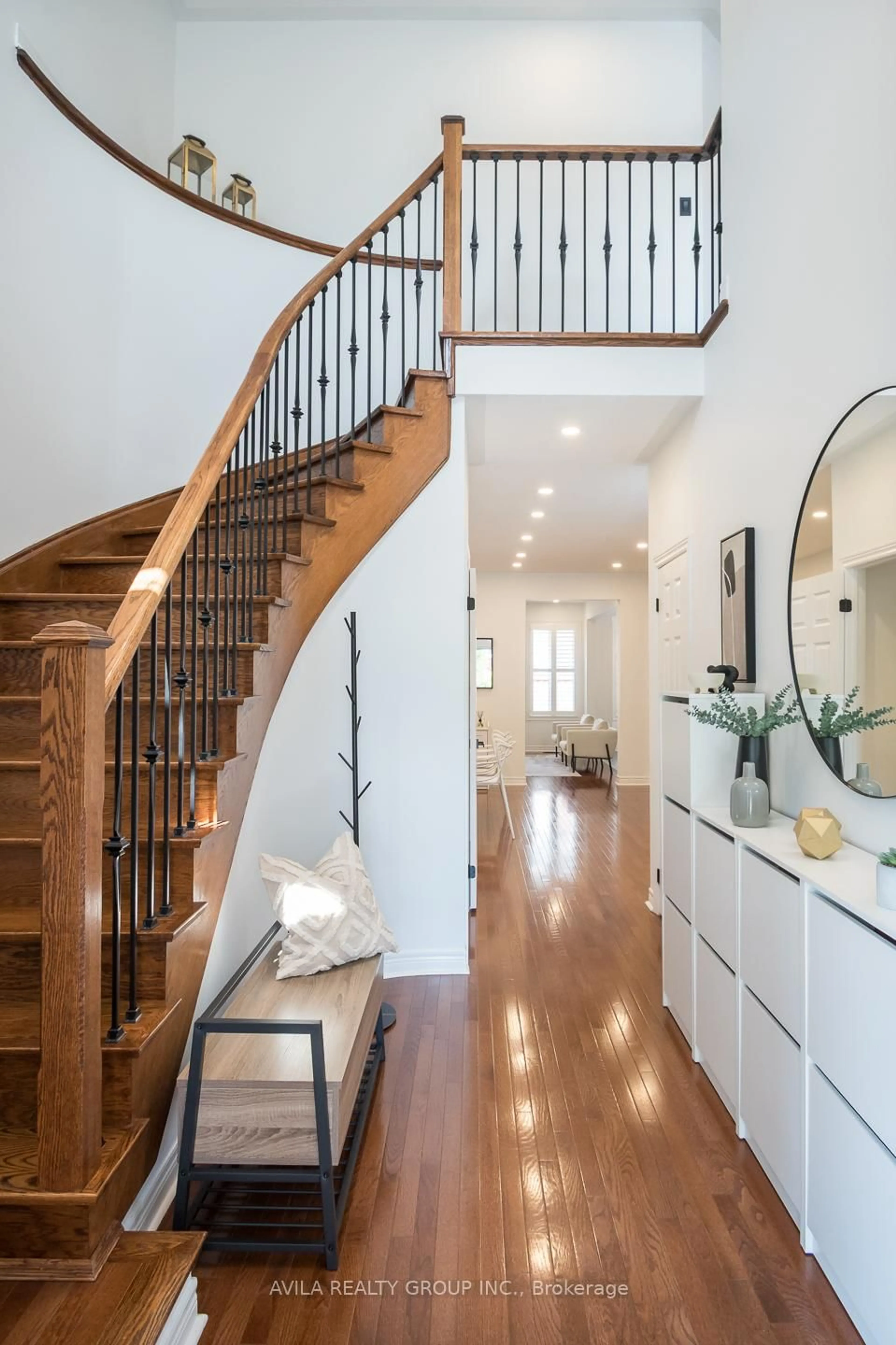 Indoor entryway for 319 Bessborough Dr, Milton Ontario L9T 8P5