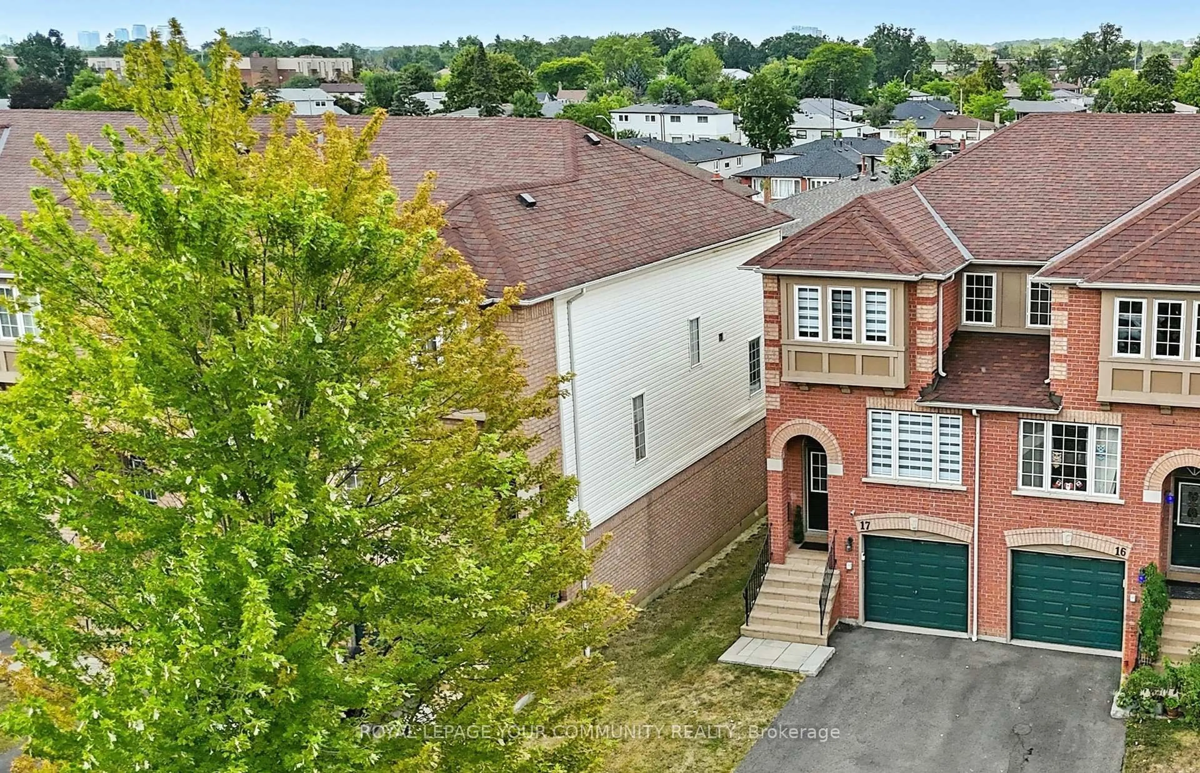 A pic from outside/outdoor area/front of a property/back of a property/a pic from drone, street for 3020 Cedarglen Gate #17, Mississauga Ontario L5C 4S7