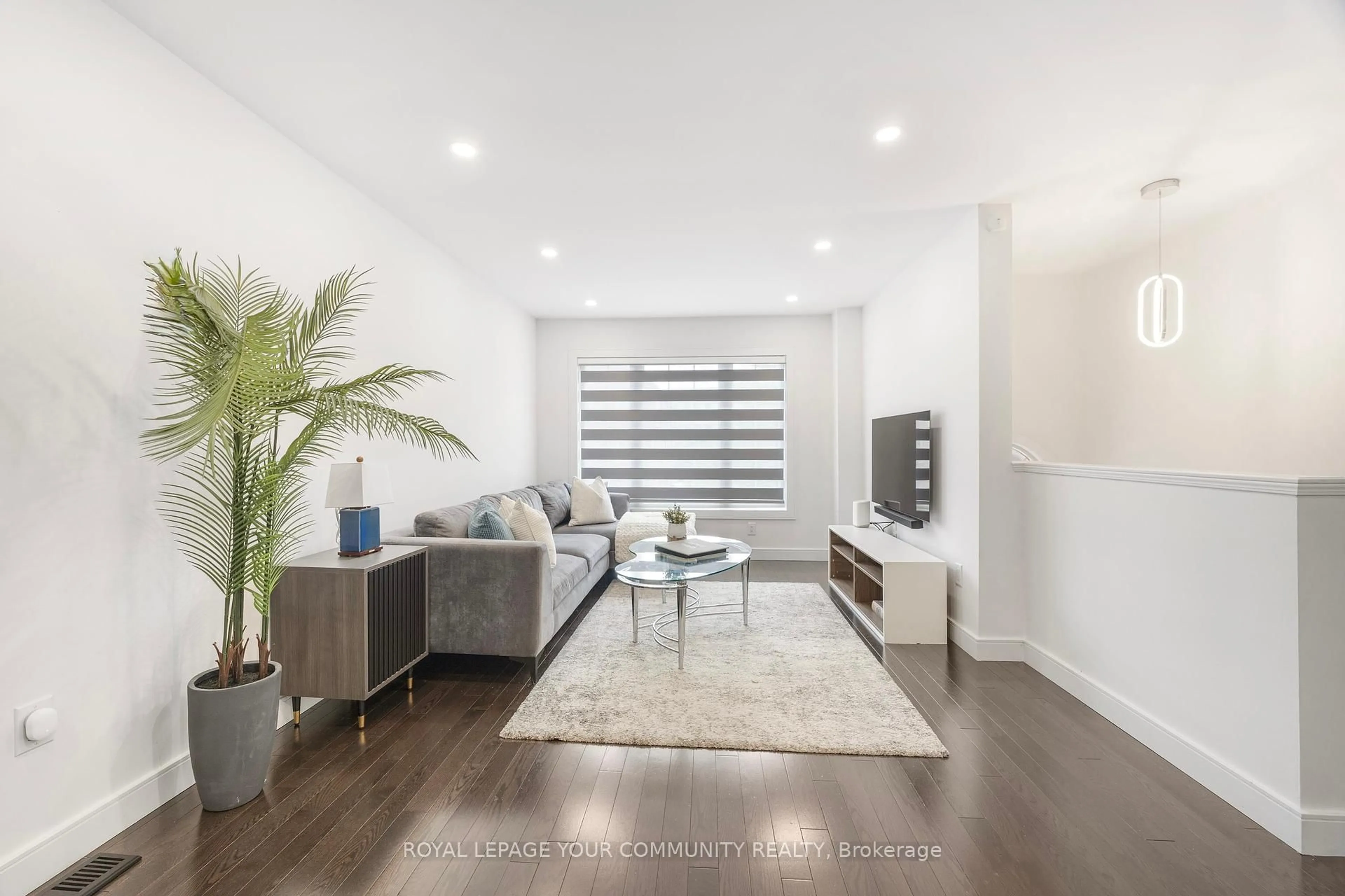 Living room with furniture, unknown for 3020 Cedarglen Gate #17, Mississauga Ontario L5C 4S7