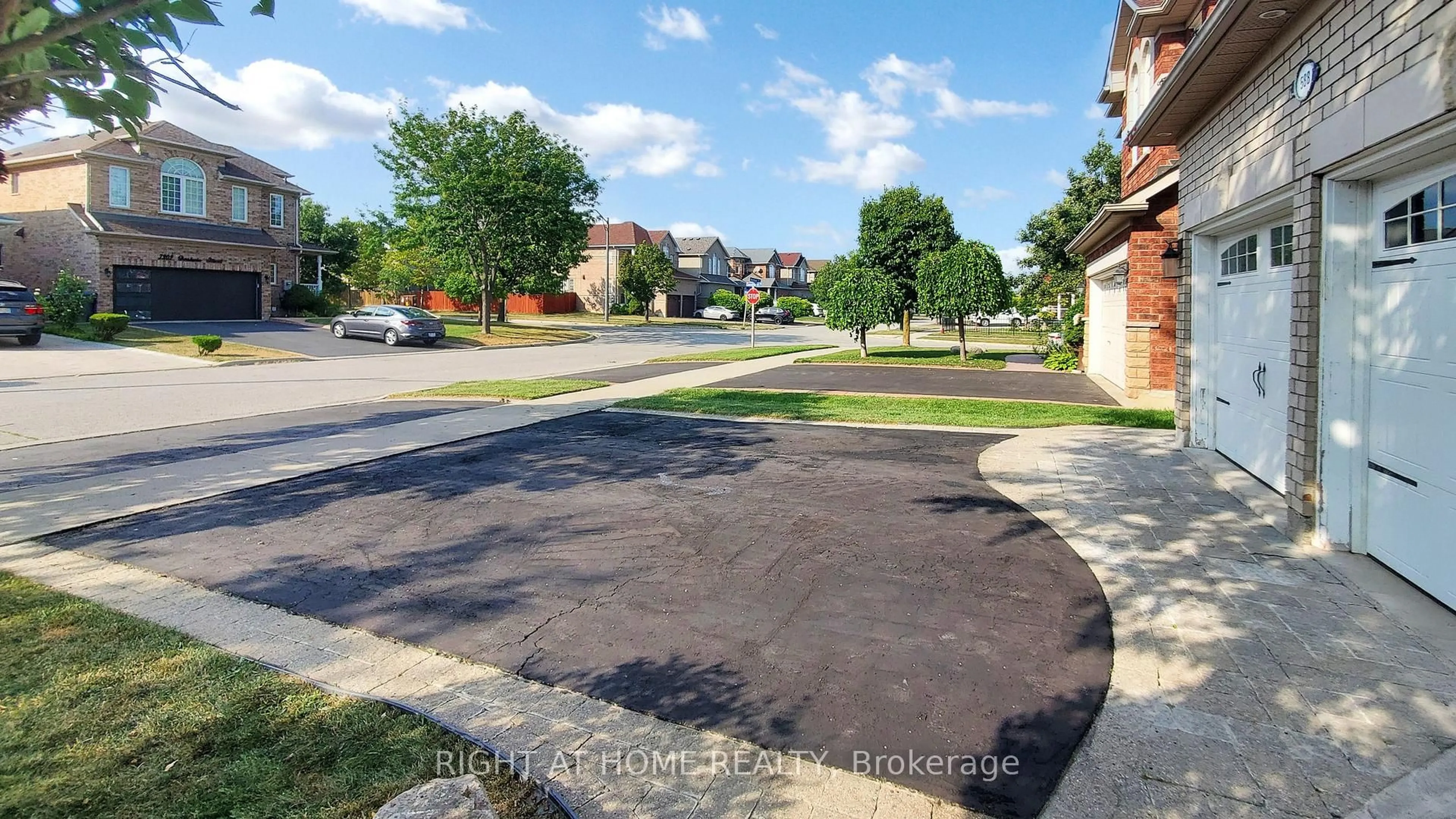 A pic from outside/outdoor area/front of a property/back of a property/a pic from drone, street for 588 Warhol Way, Mississauga Ontario L5W 1M1