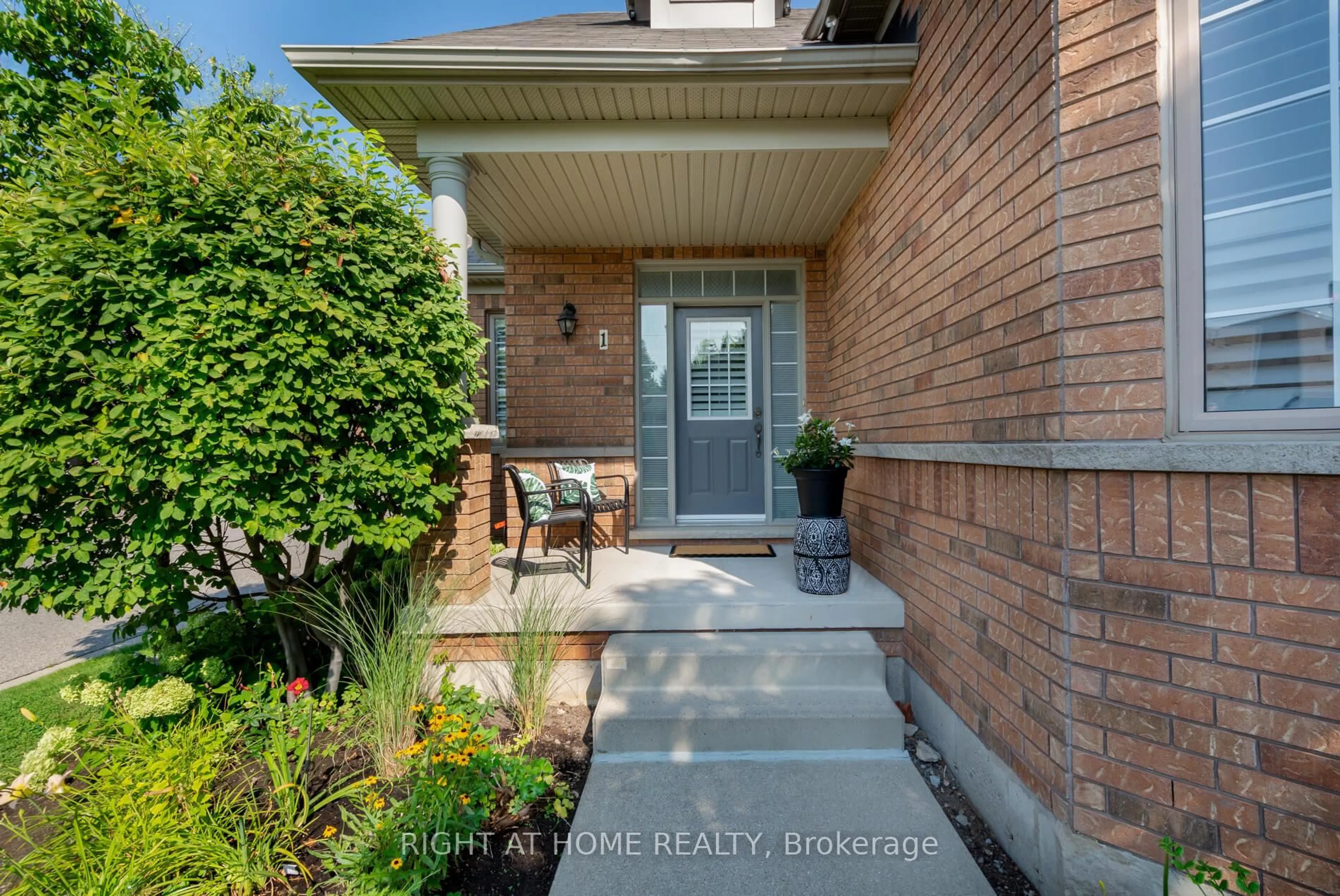 Indoor entryway for 1 Sea Holly Cres, Brampton Ontario L6R 0W2