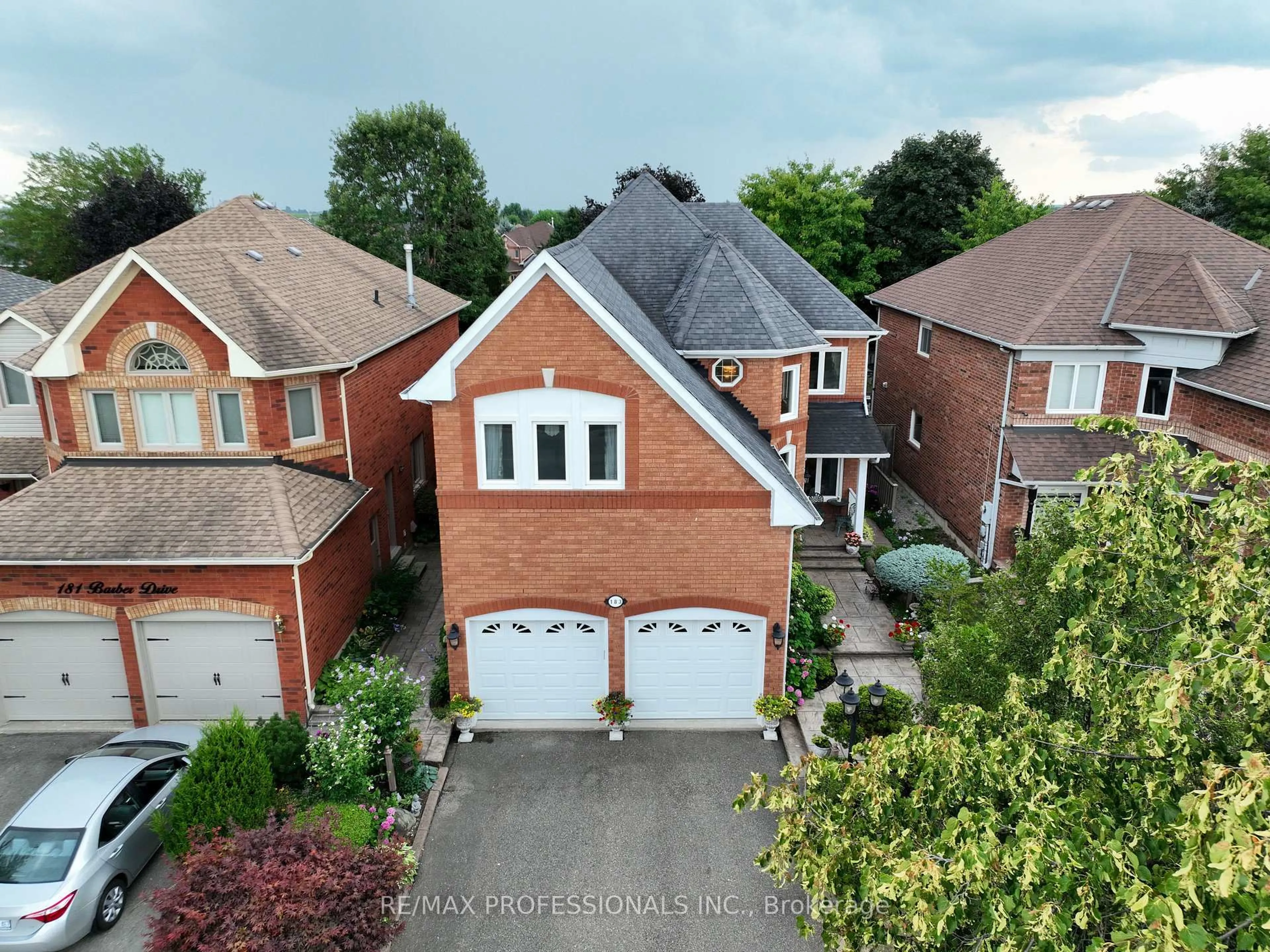 A pic from outside/outdoor area/front of a property/back of a property/a pic from drone, street for 183 Barber Dr, Halton Hills Ontario L7G 5L5