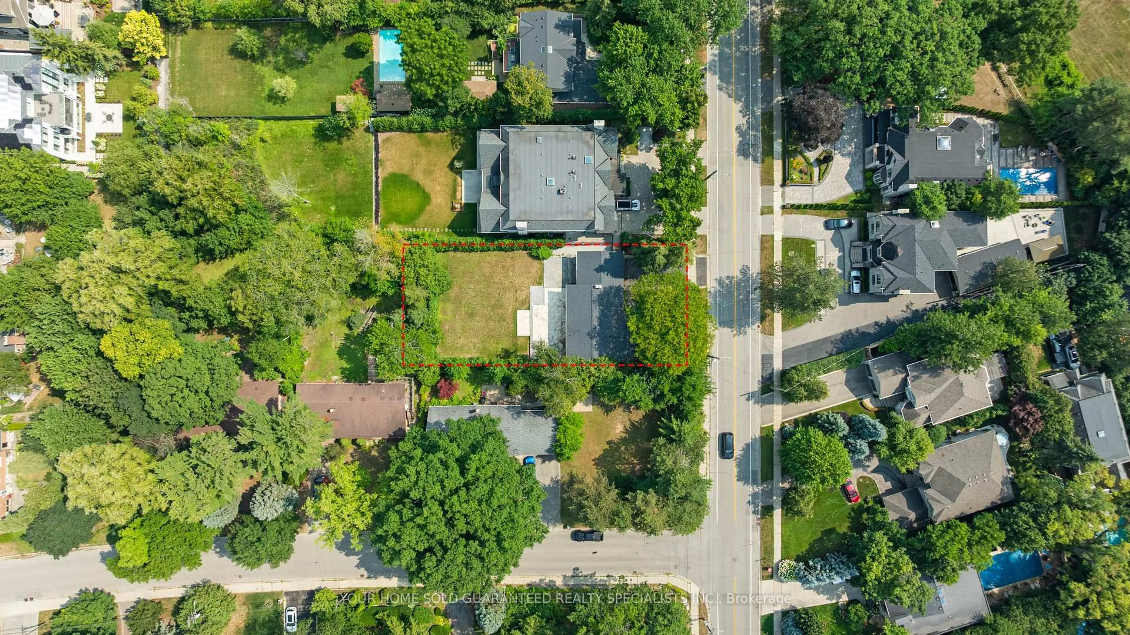 A pic from outside/outdoor area/front of a property/back of a property/a pic from drone, street for 1235 Indian Rd, Mississauga Ontario L5H 1R8