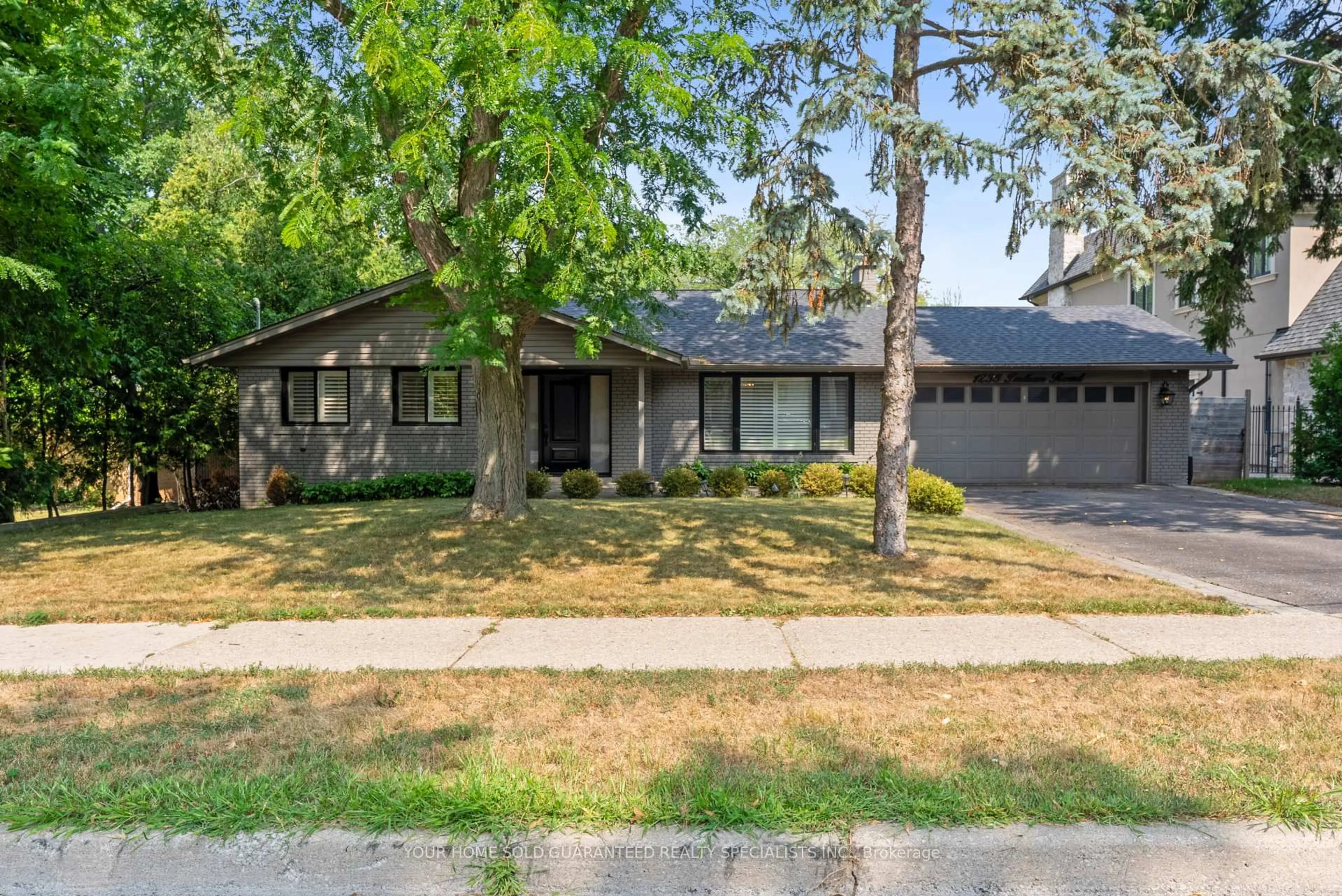 Home with vinyl exterior material, street for 1235 Indian Rd, Mississauga Ontario L5H 1R8