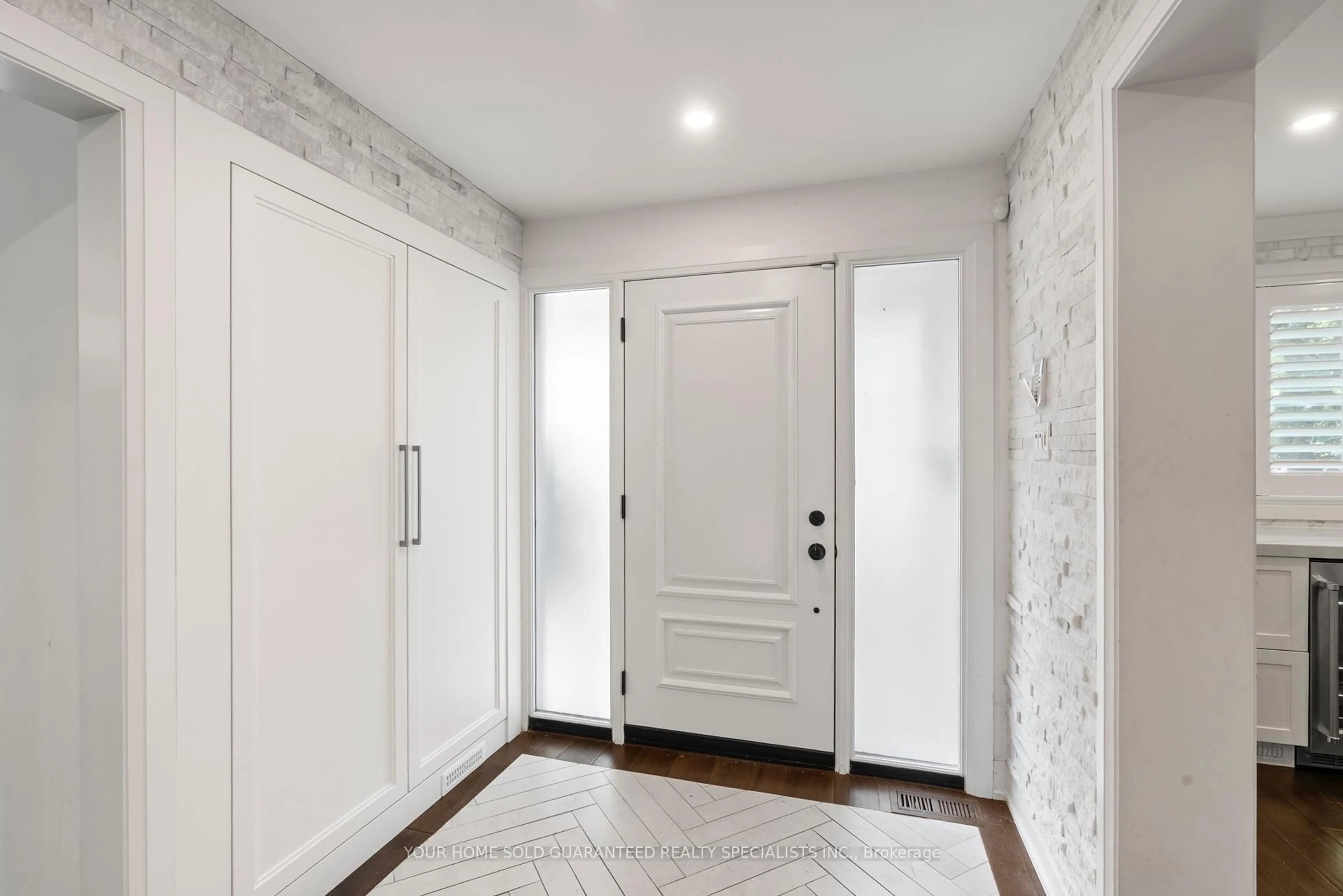 Indoor entryway for 1235 Indian Rd, Mississauga Ontario L5H 1R8
