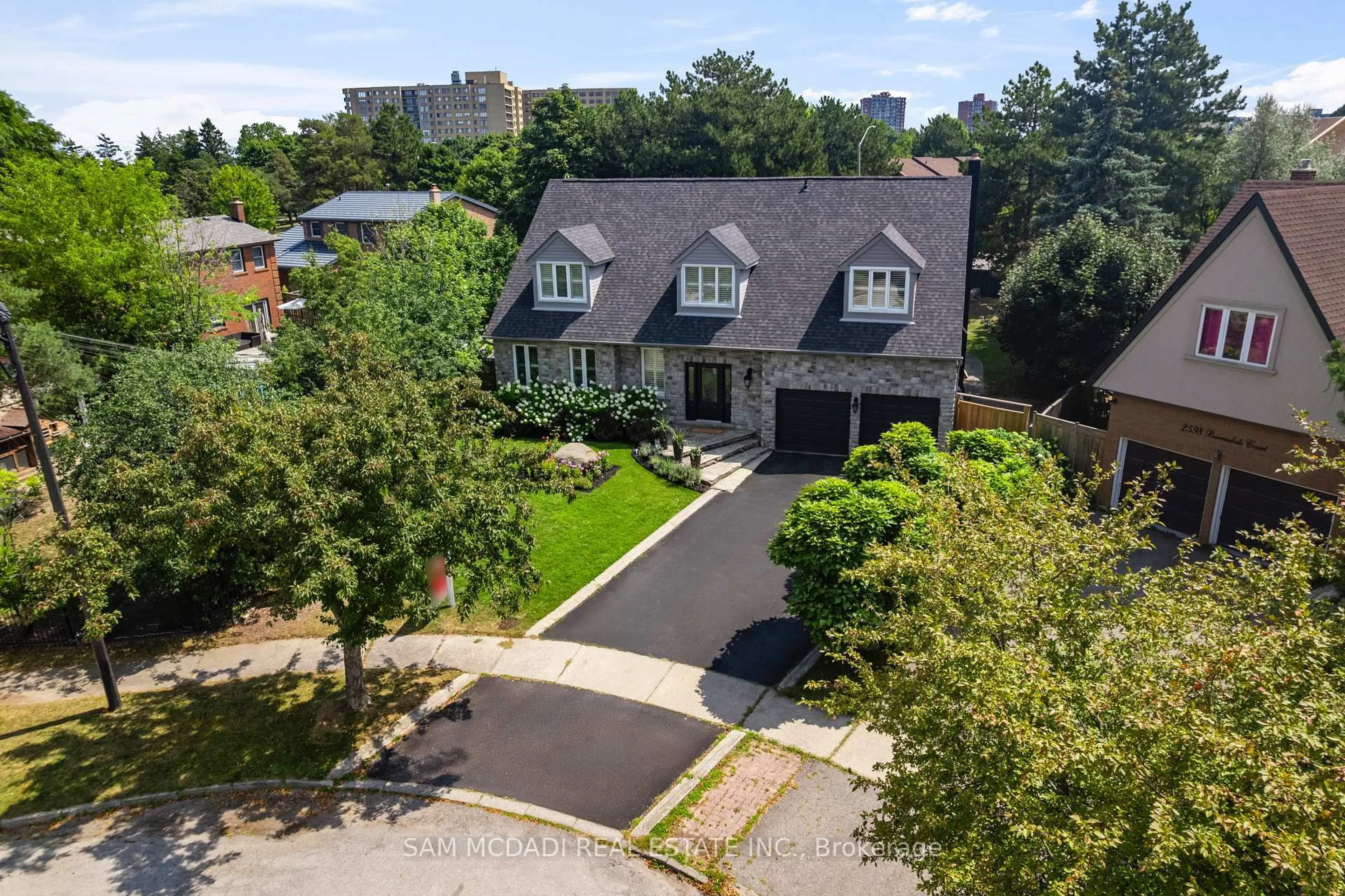 A pic from outside/outdoor area/front of a property/back of a property/a pic from drone, street for 2592 Barrisdale Crt, Mississauga Ontario L5N 2H2