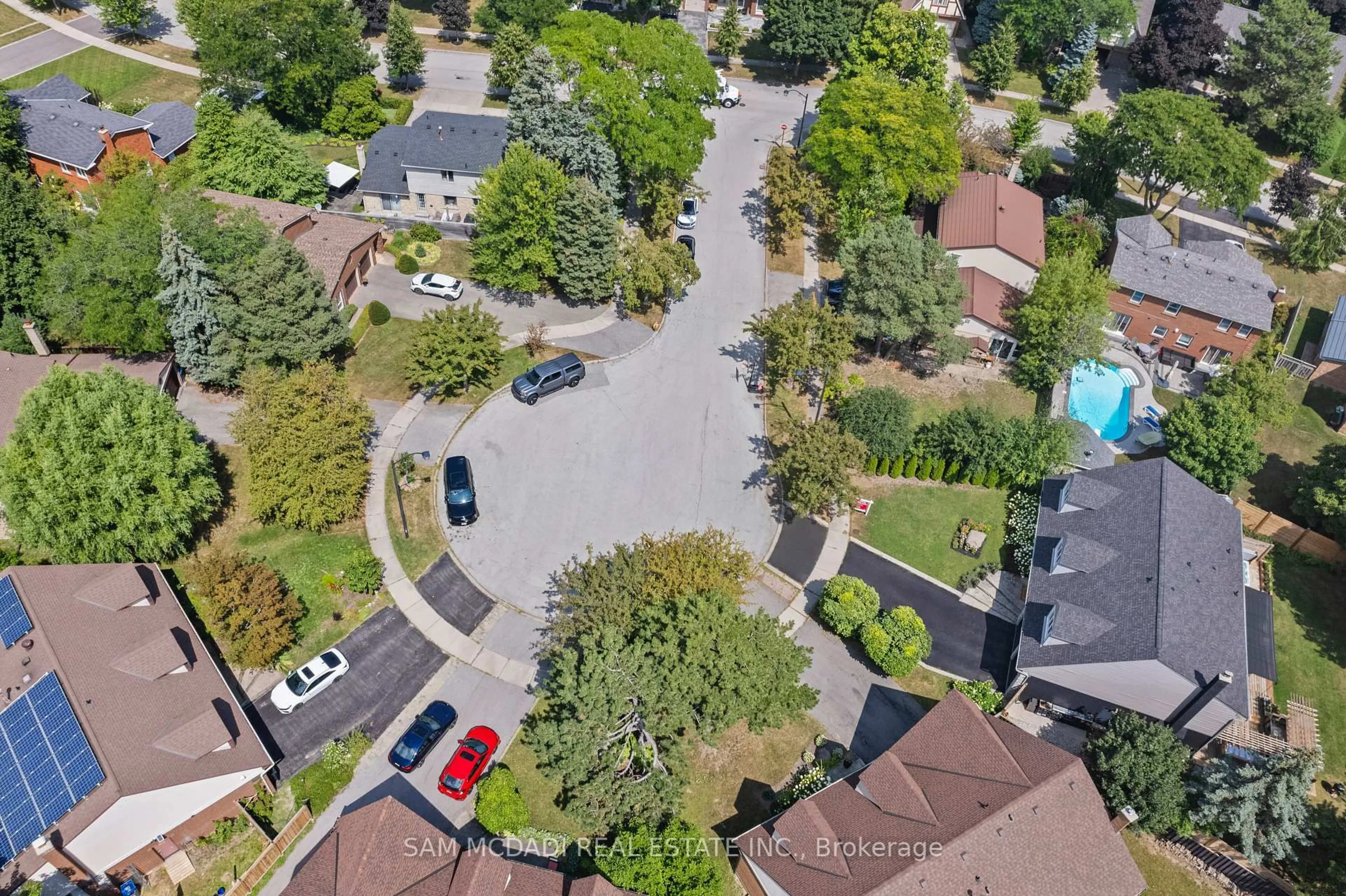 A pic from outside/outdoor area/front of a property/back of a property/a pic from drone, street for 2592 Barrisdale Crt, Mississauga Ontario L5N 2H2
