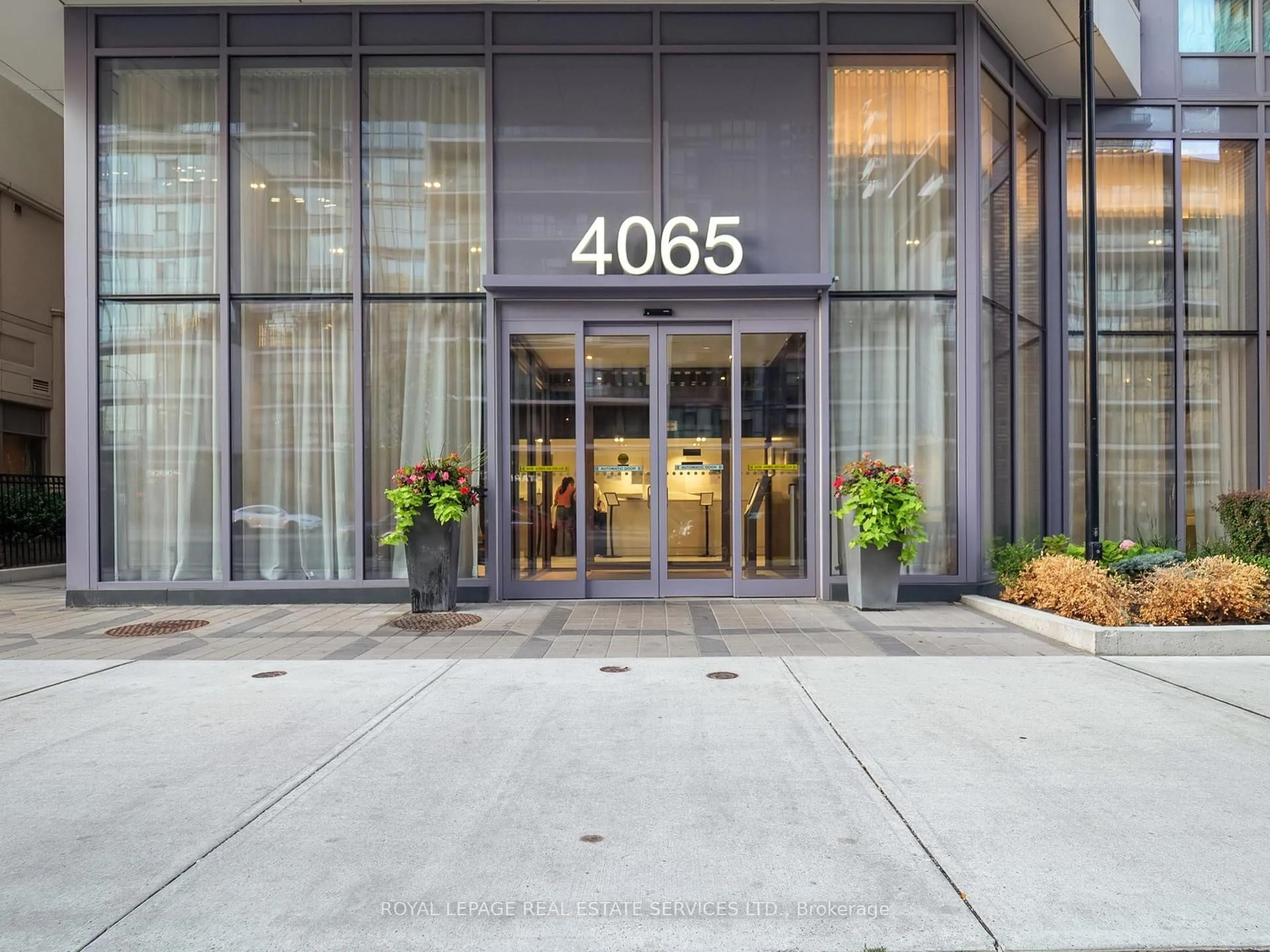 Indoor foyer for 4065 Confederation Pkwy #1612, Mississauga Ontario L5B 0L4