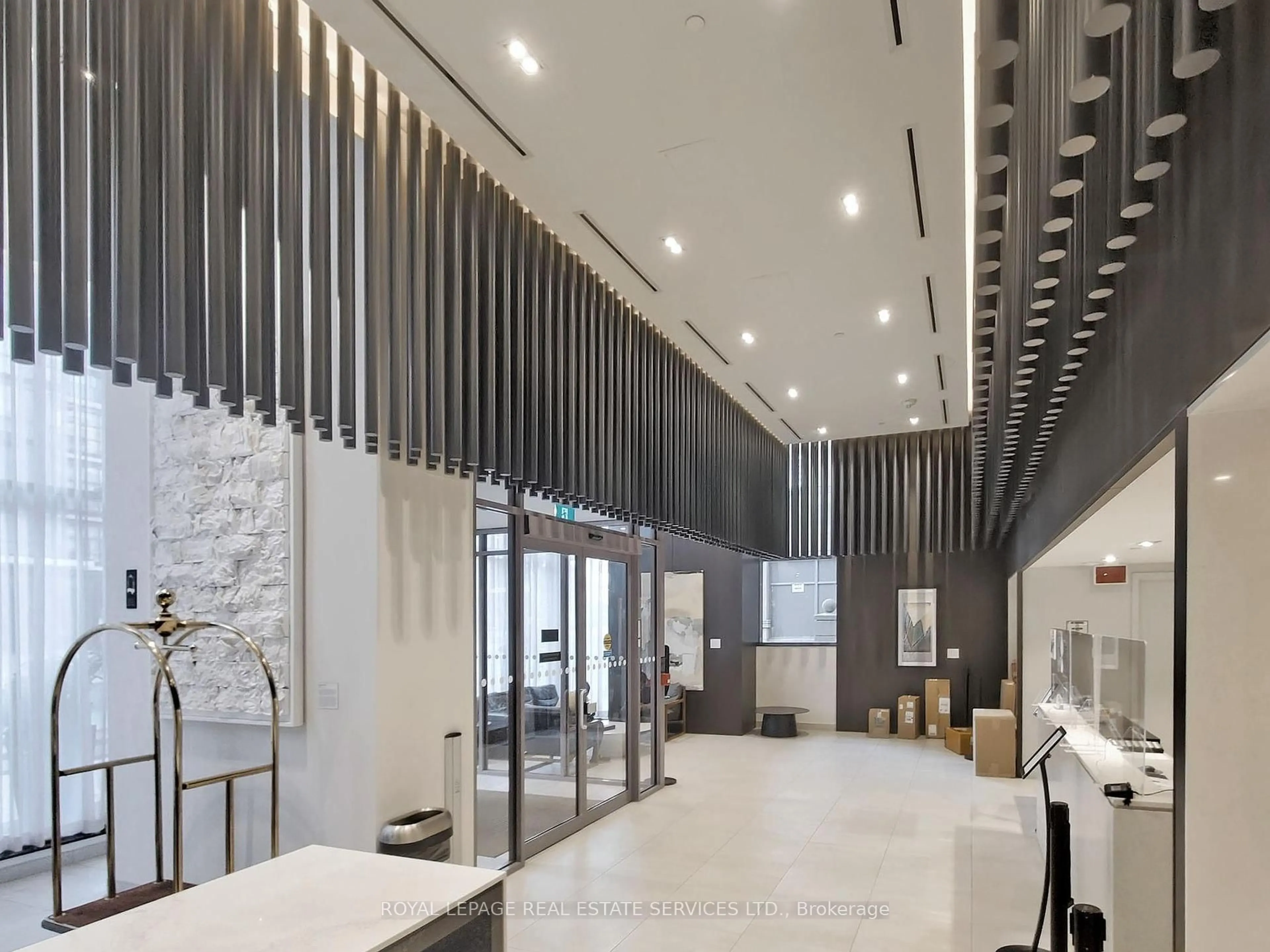 Indoor foyer for 4065 Confederation Pkwy #1612, Mississauga Ontario L5B 0L4