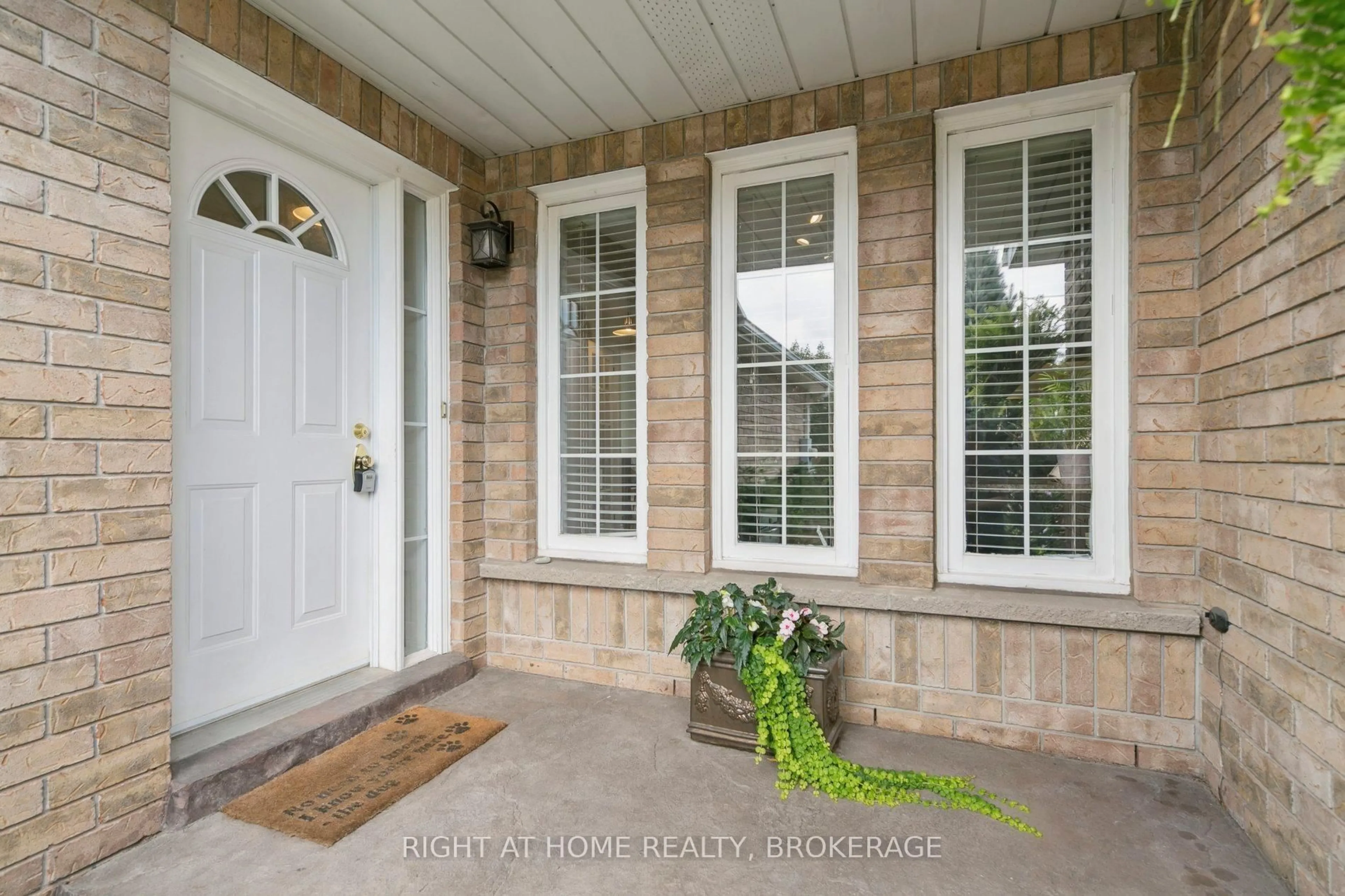 Indoor entryway for 550 Eliza Cres, Burlington Ontario L7L 6E2