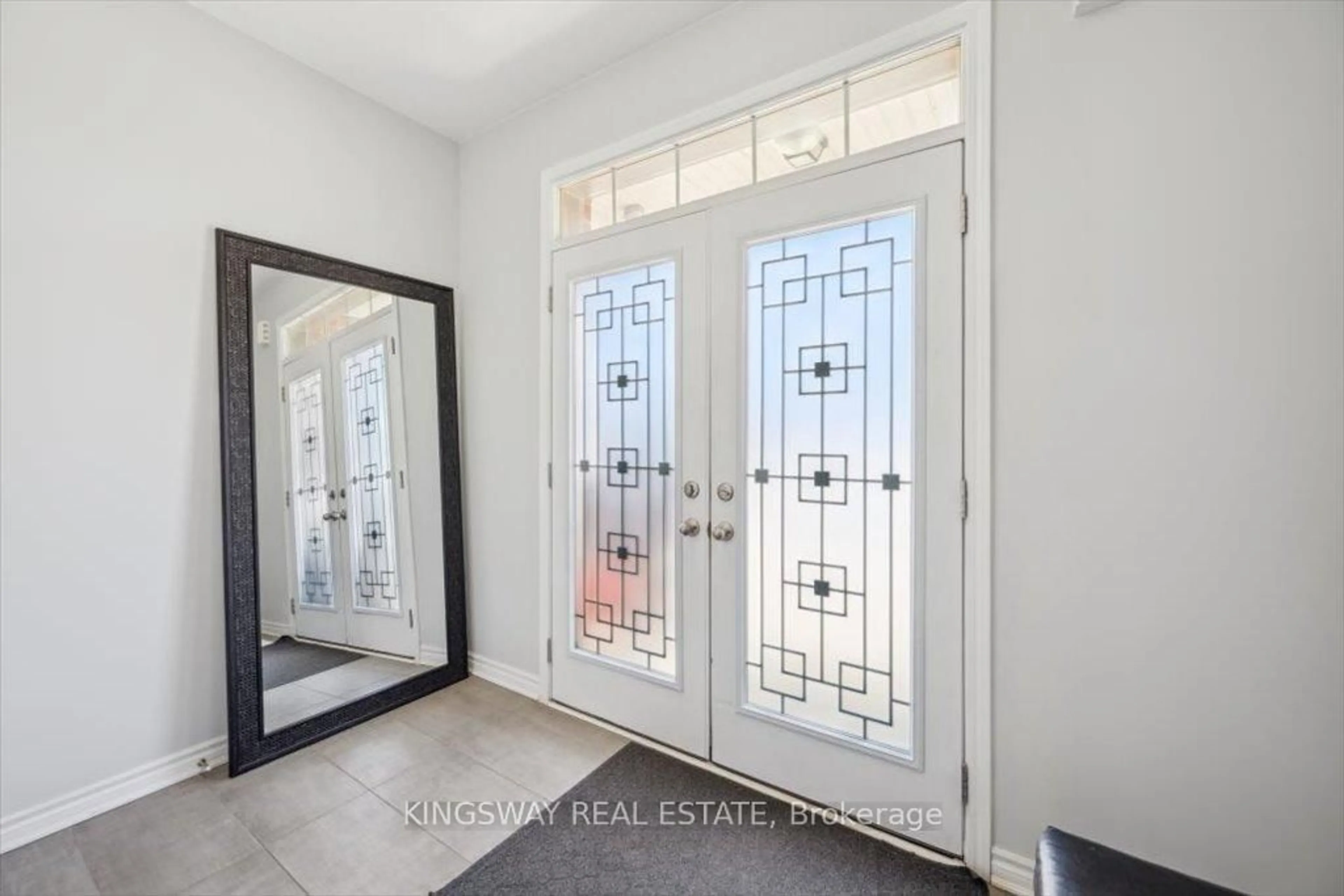 Indoor entryway for 688 Kennedy Circ, Milton Ontario L9E 1R5