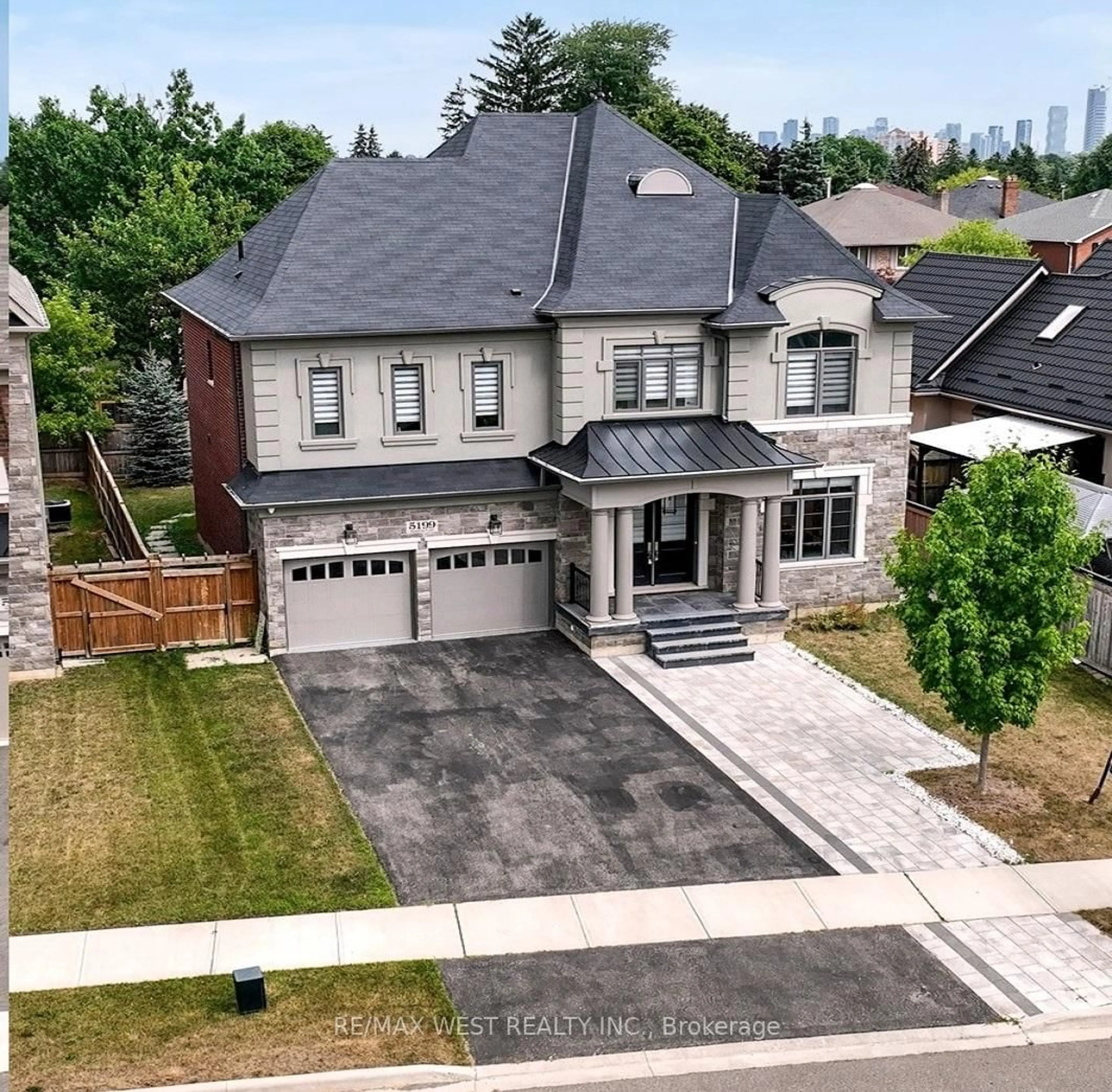 A pic from outside/outdoor area/front of a property/back of a property/a pic from drone, street for 5199 Symphony Crt, Mississauga Ontario L5M 2M9