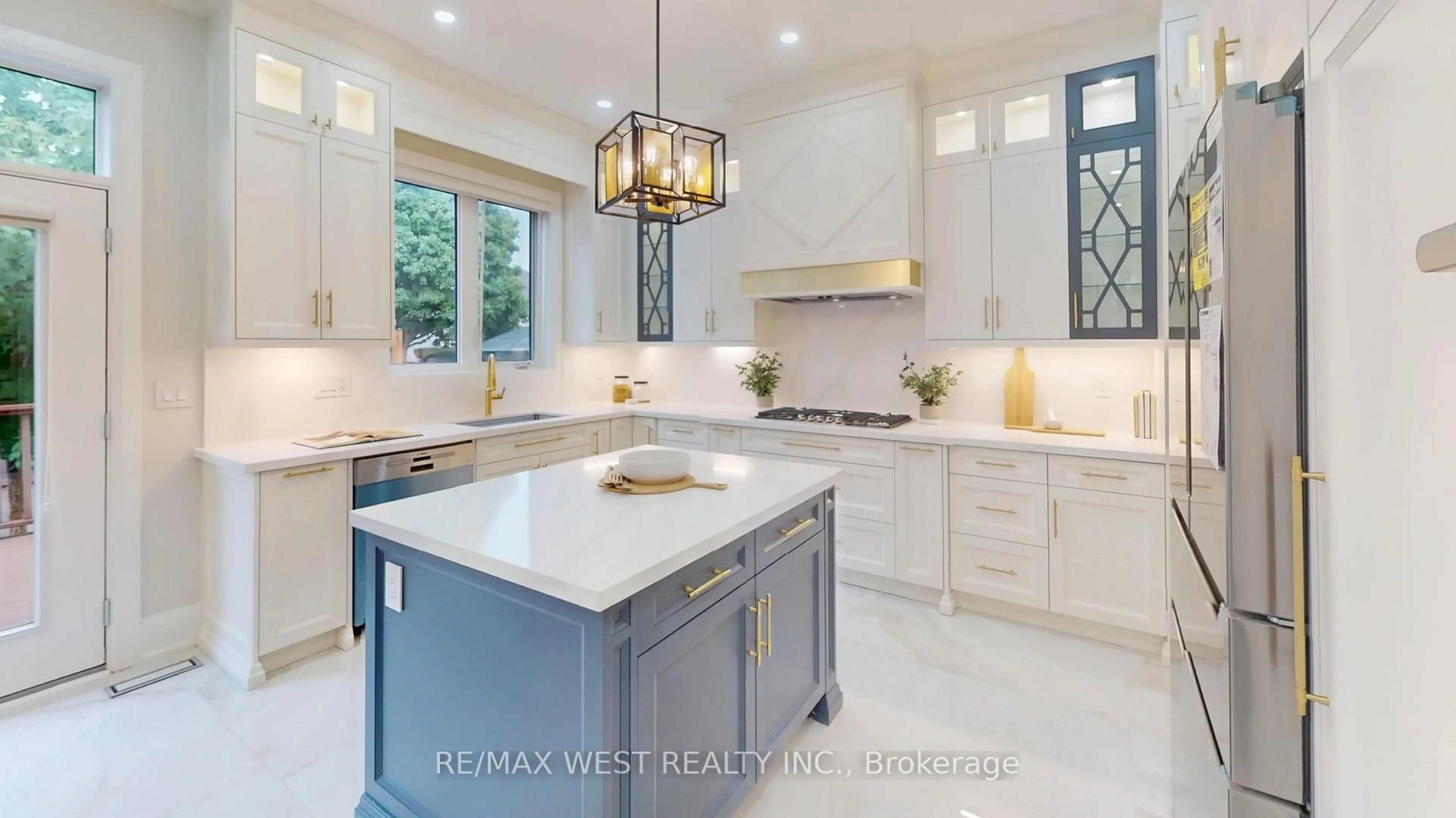 Contemporary kitchen, ceramic/tile floor for 5199 Symphony Crt, Mississauga Ontario L5M 2M9