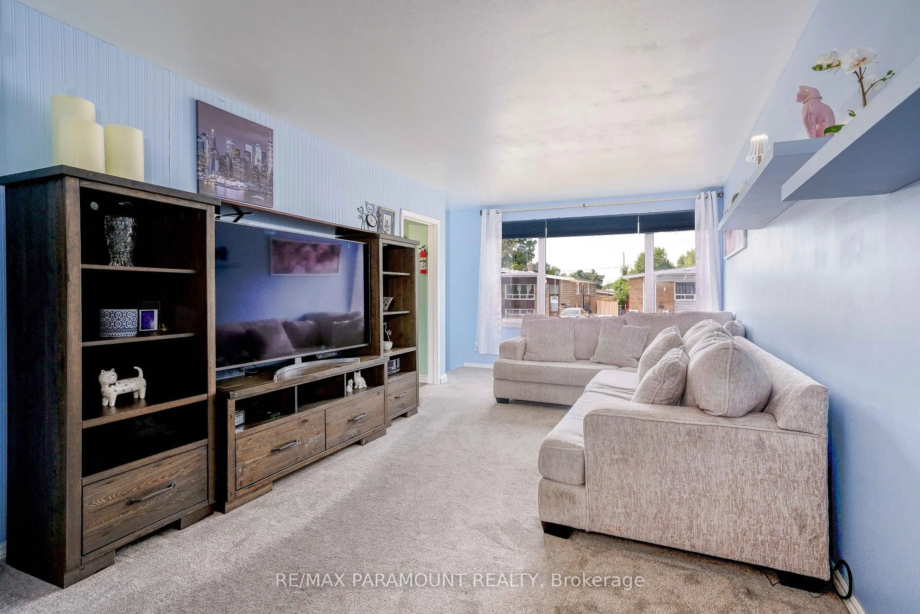 Living room with furniture, unknown for 26 Langwith Crt, Brampton Ontario L6Y 1Z8