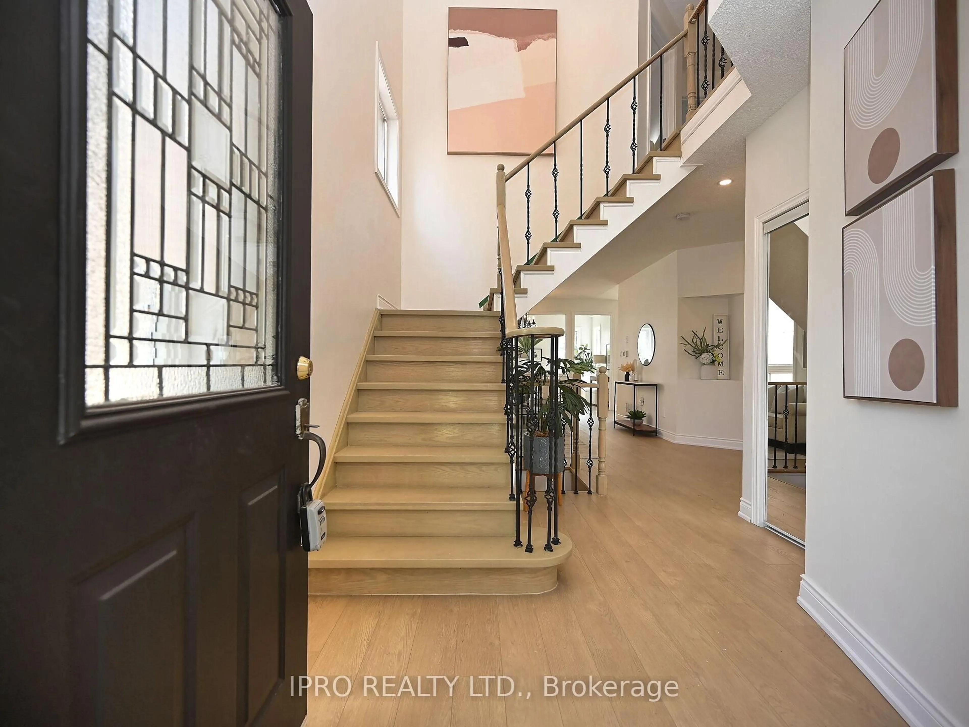 Indoor foyer for 3894 Passway Rd, Mississauga Ontario L5N 8N9