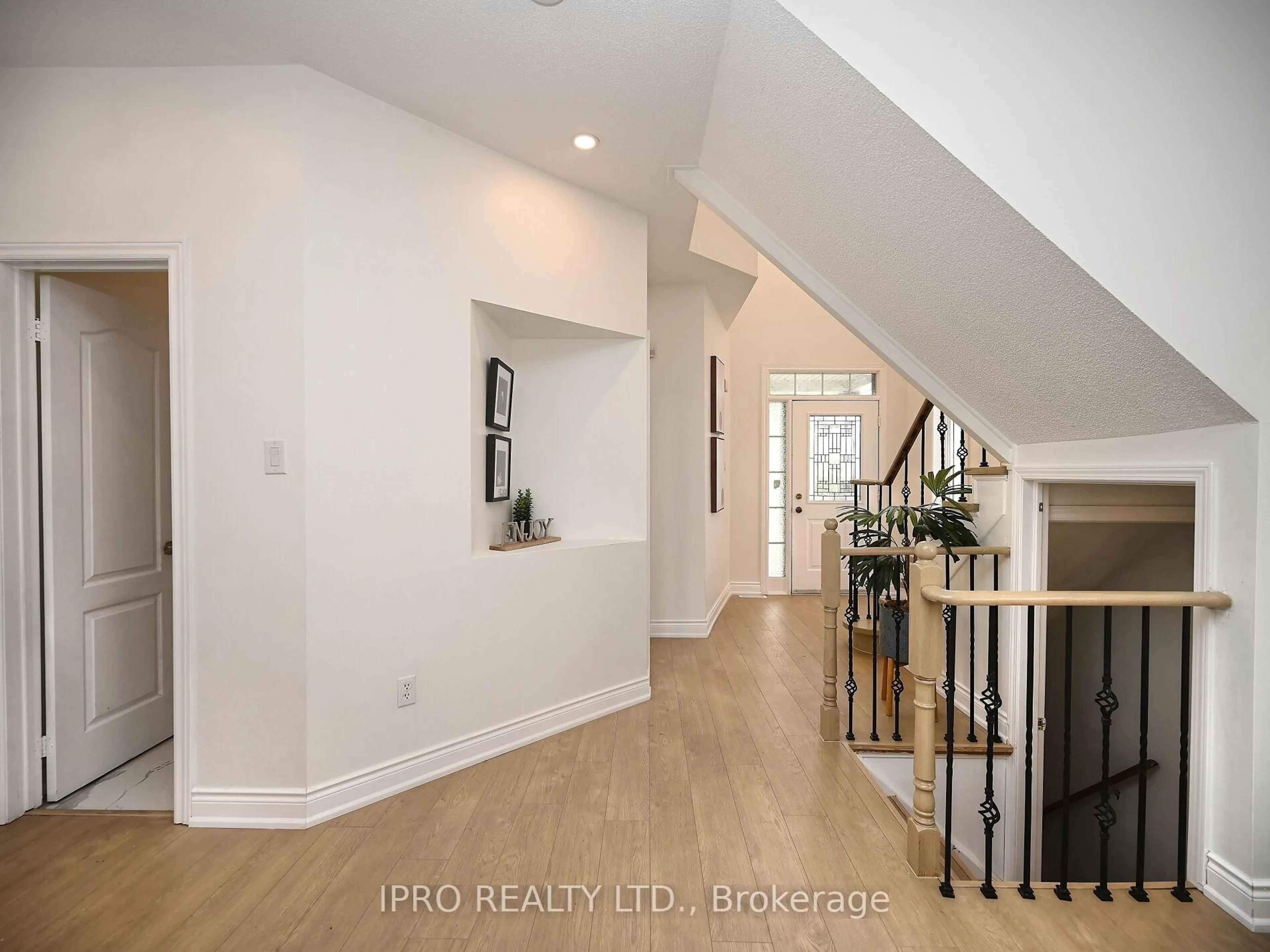 Indoor entryway for 3894 Passway Rd, Mississauga Ontario L5N 8N9