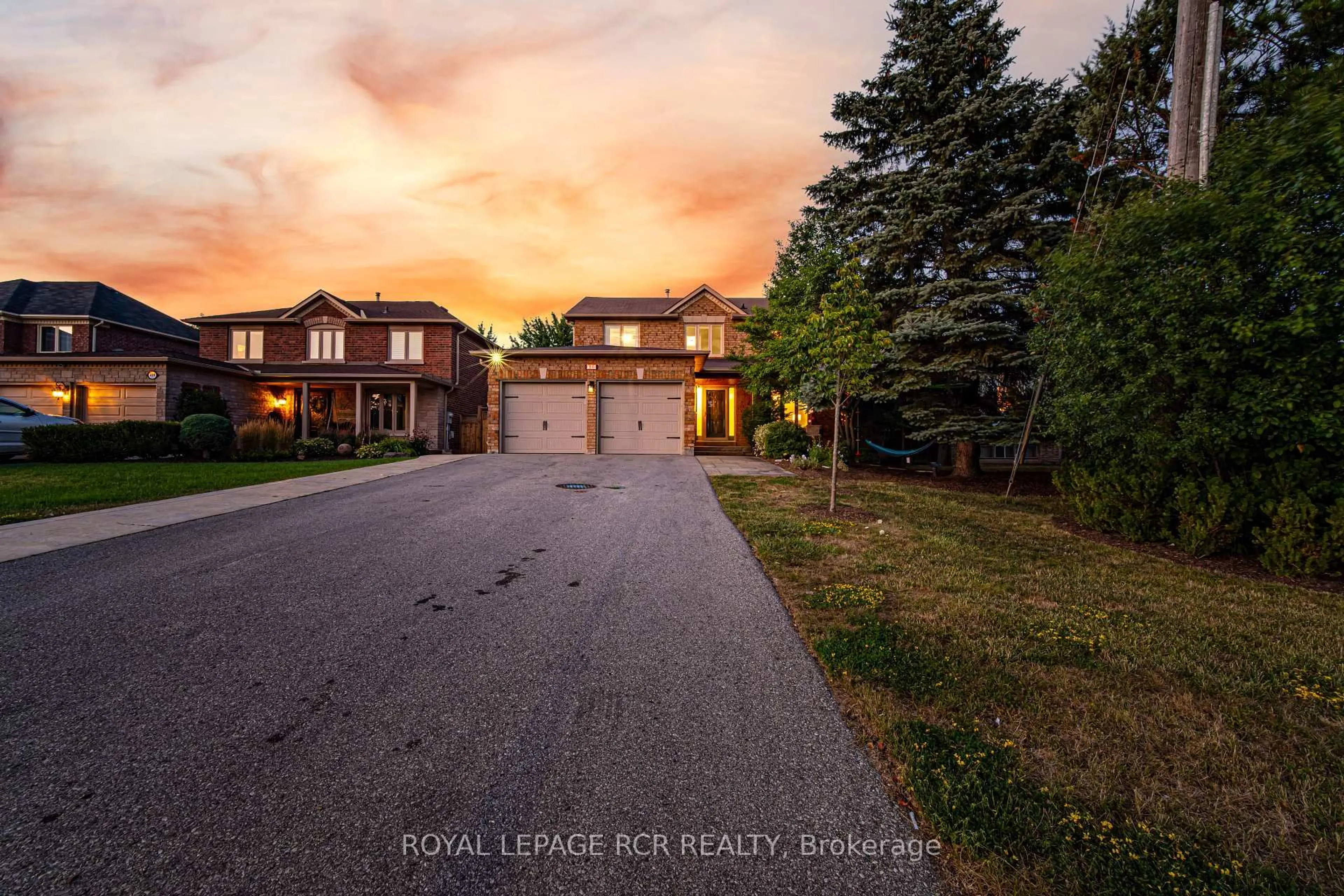 A pic from outside/outdoor area/front of a property/back of a property/a pic from drone, street for 417 Kingsview Dr, Caledon Ontario L7E 1J4
