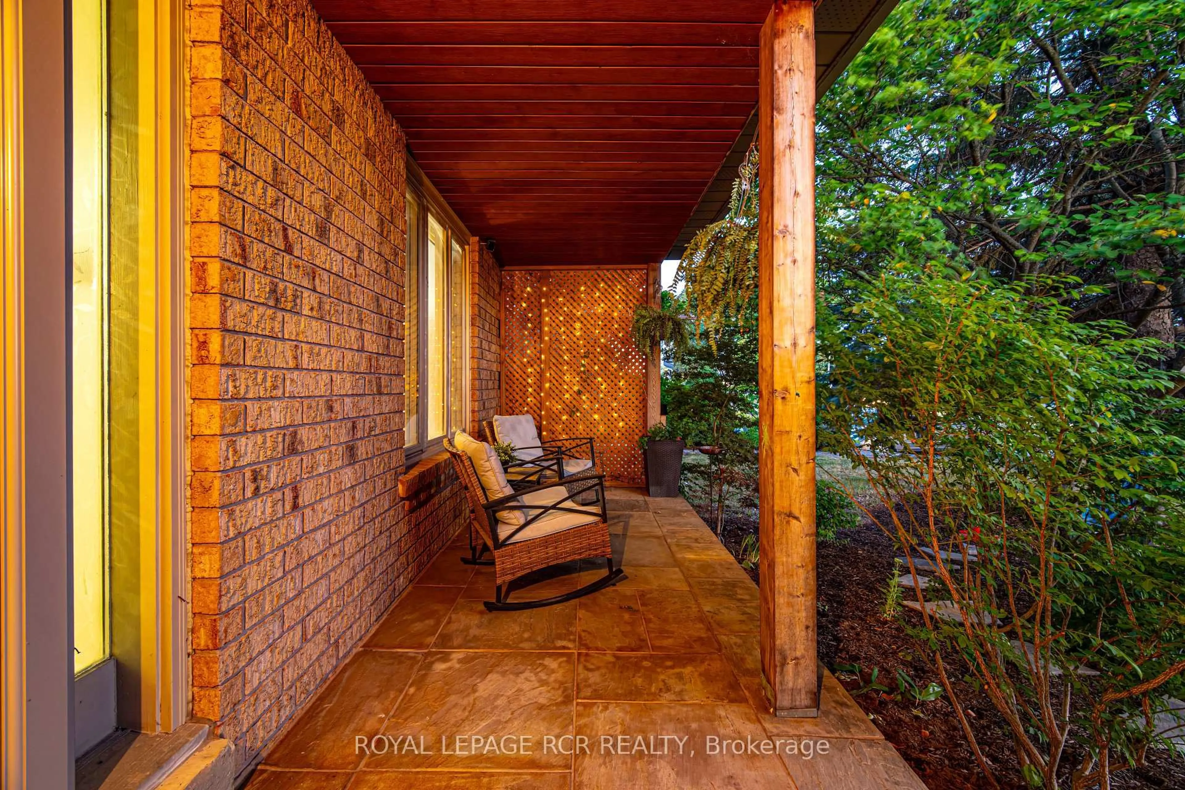 Patio, street for 417 Kingsview Dr, Caledon Ontario L7E 1J4