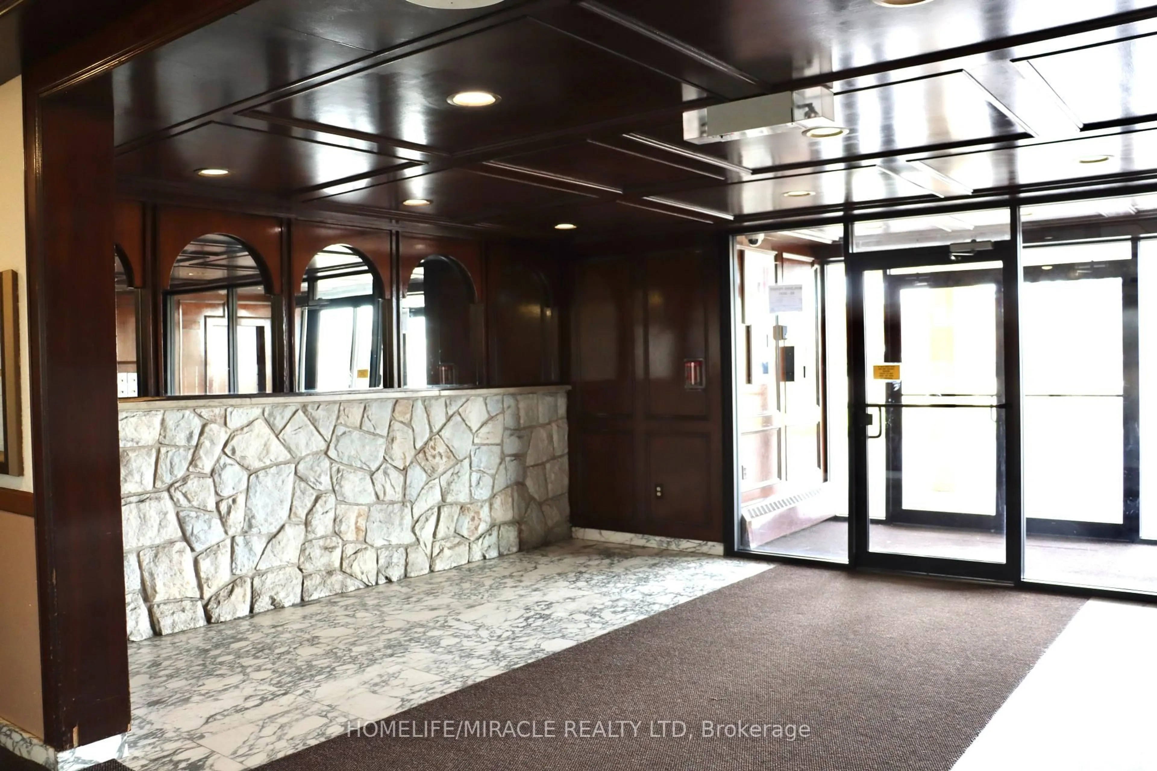 Indoor foyer for 3533 Derry Rd #608, Mississauga Ontario L4T 1B1