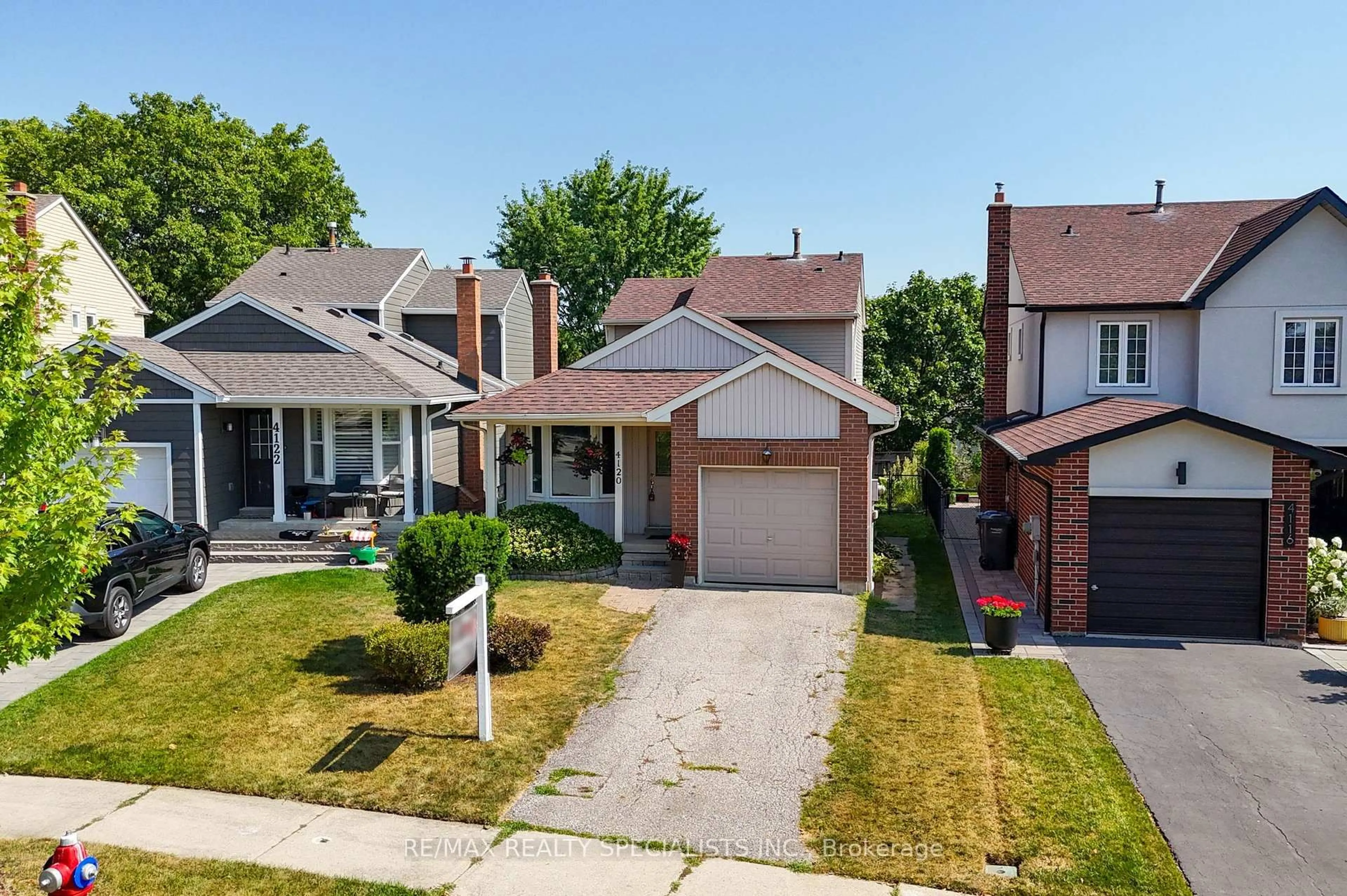 A pic from outside/outdoor area/front of a property/back of a property/a pic from drone, street for 4120 Stonemason Cres, Mississauga Ontario L5L 2Z7