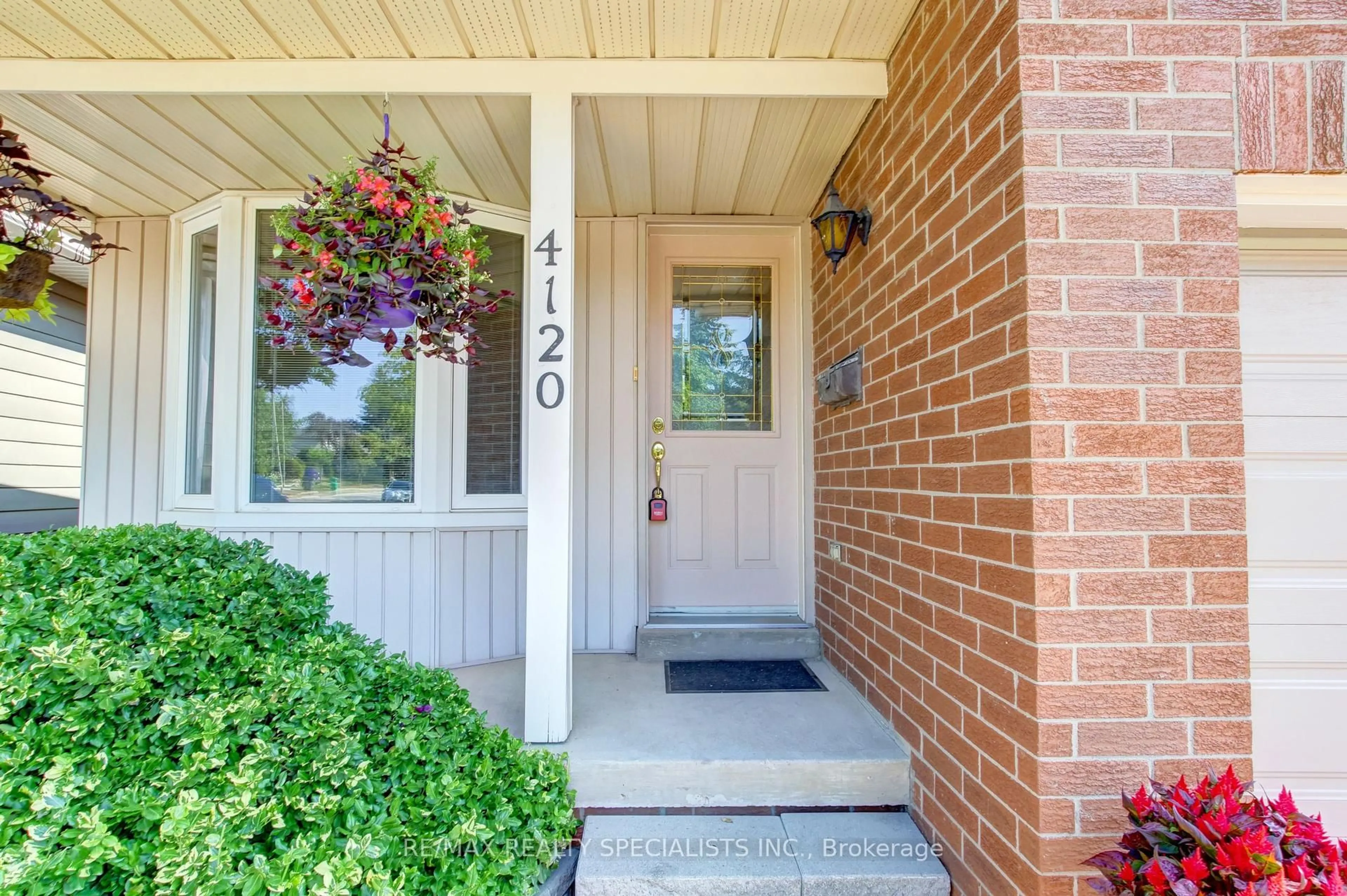 Indoor entryway for 4120 Stonemason Cres, Mississauga Ontario L5L 2Z7
