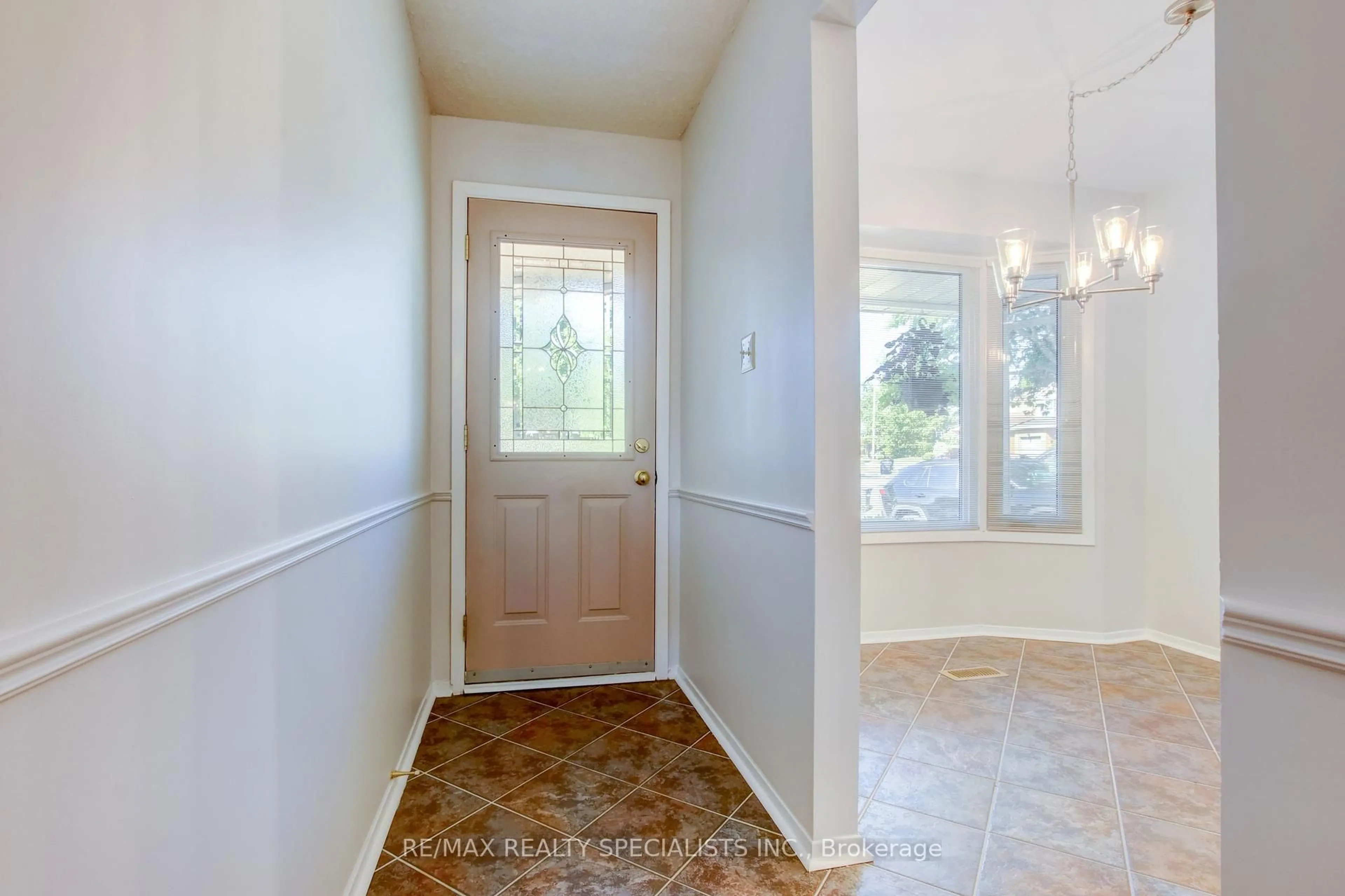 Indoor entryway for 4120 Stonemason Cres, Mississauga Ontario L5L 2Z7