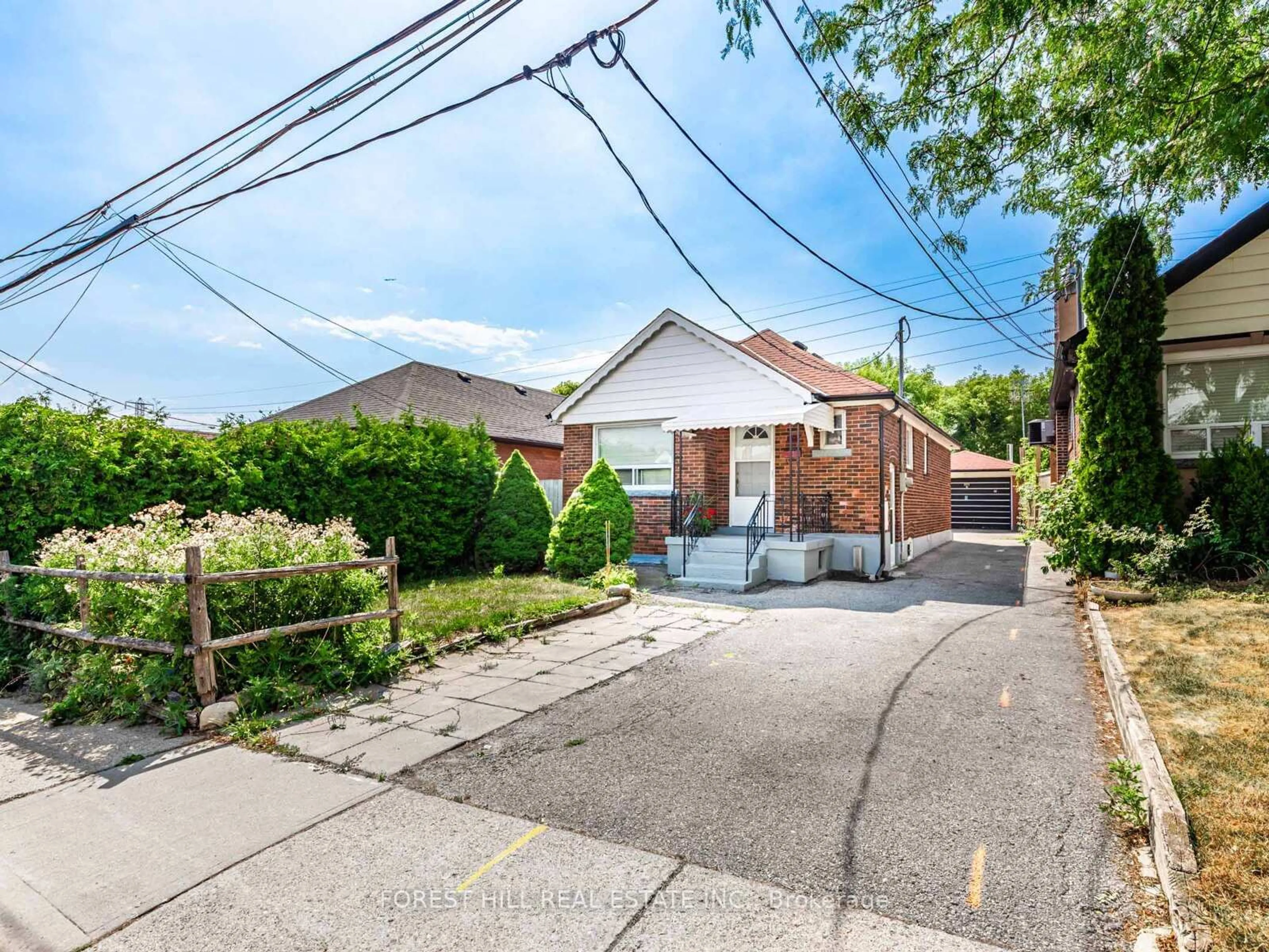 A pic from outside/outdoor area/front of a property/back of a property/a pic from drone, street for 1191 Roselawn Ave, Toronto Ontario M6B 1C6