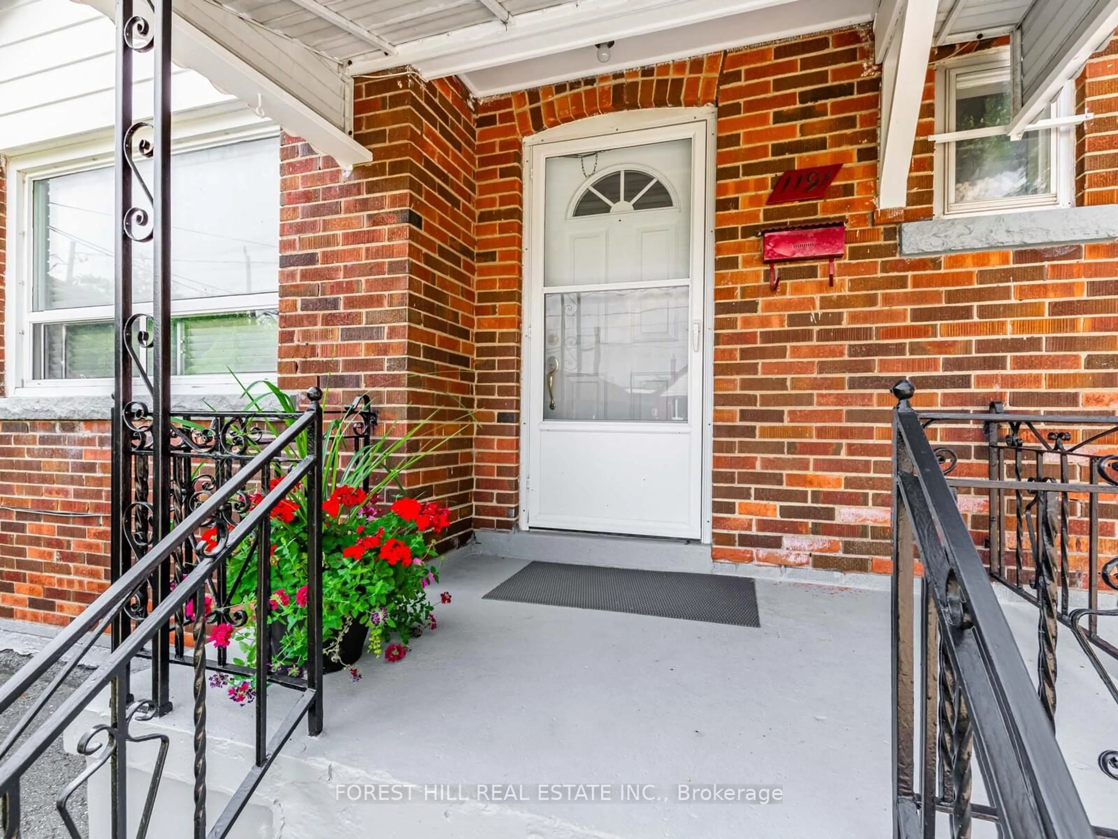 Indoor entryway for 1191 Roselawn Ave, Toronto Ontario M6B 1C6