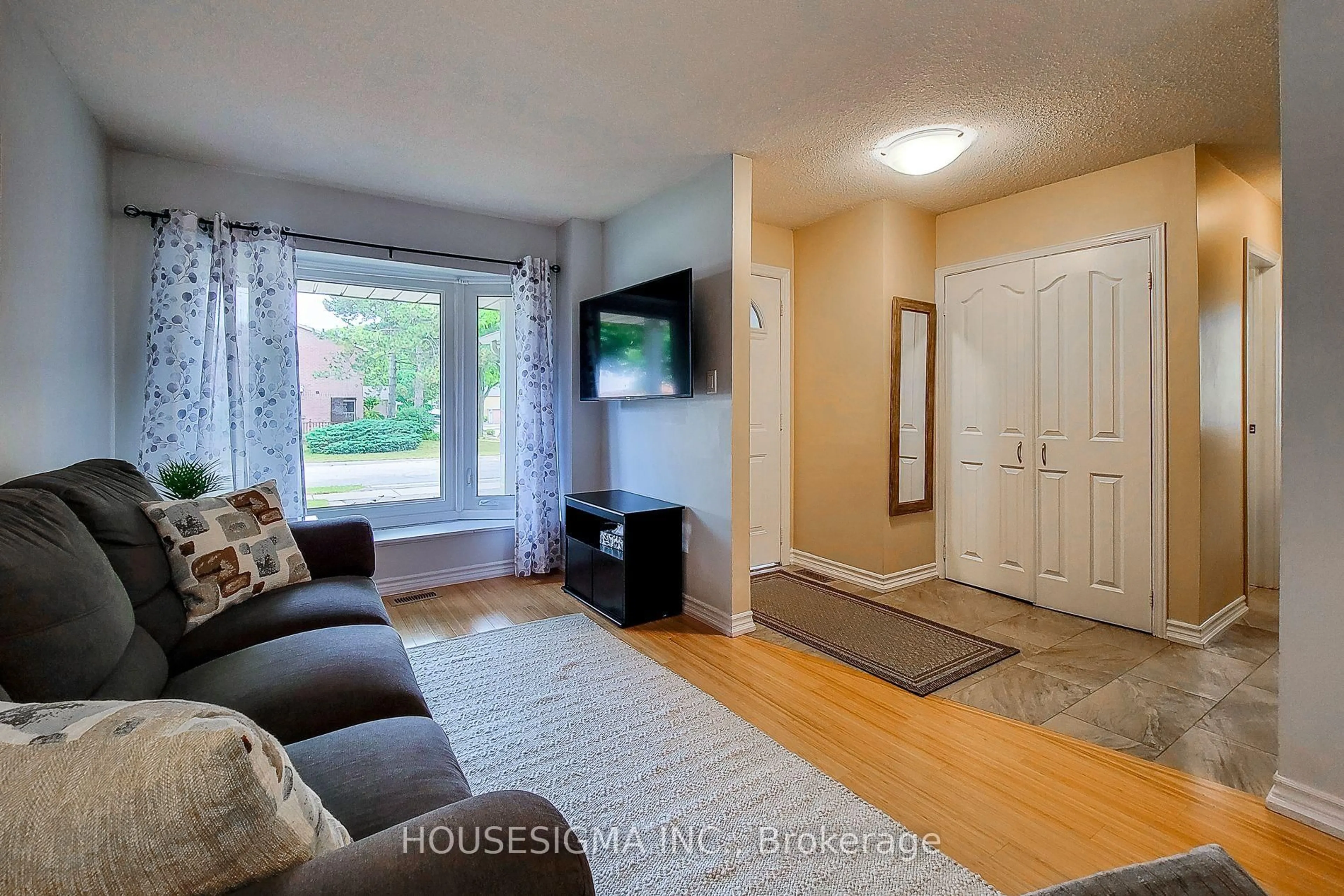 Living room with furniture, unknown for 3111 Cantelon Cres, Mississauga Ontario L5N 3J7