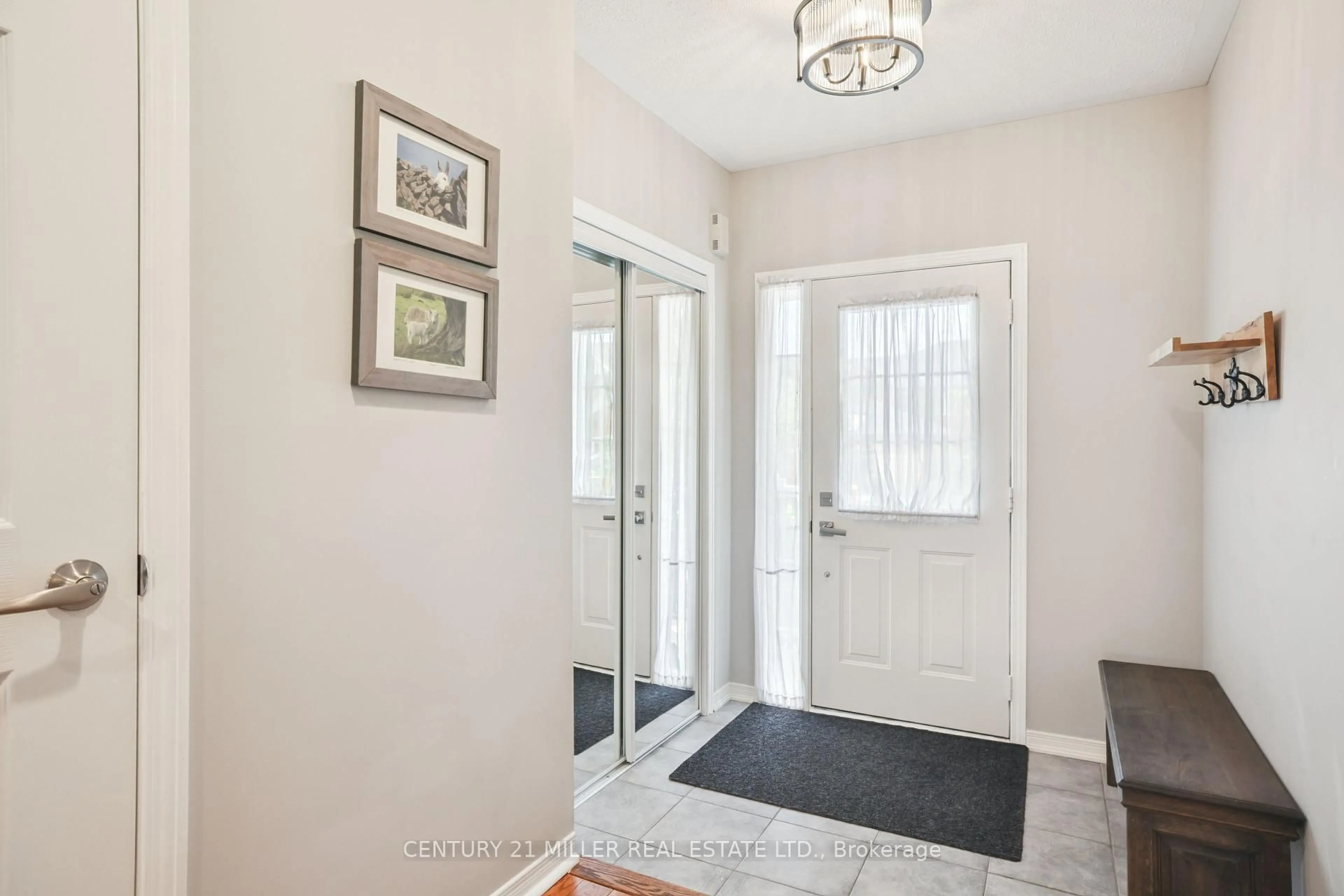 Indoor entryway for 1745 Cobra Cres, Burlington Ontario L7L 7L5