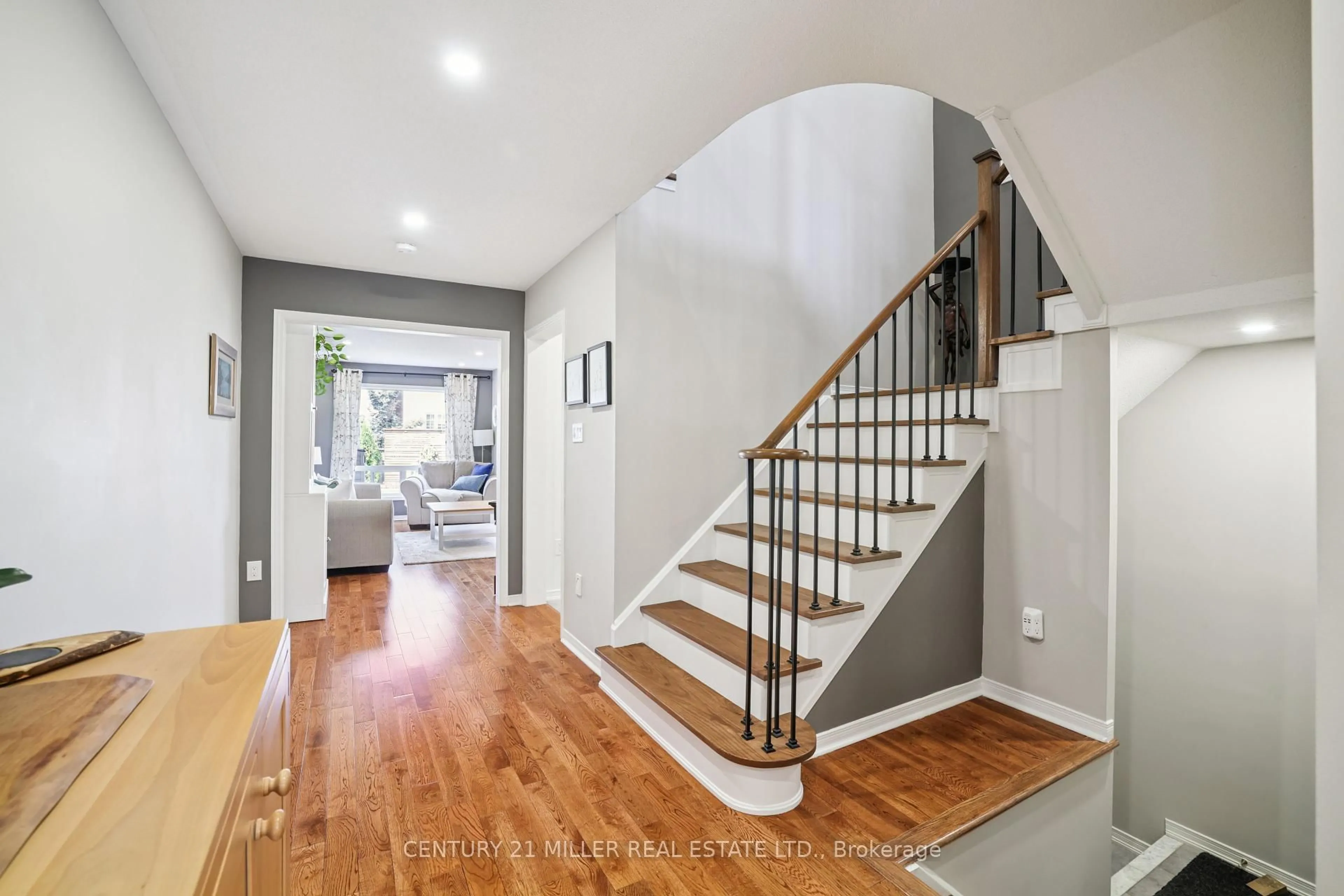 Indoor entryway for 1745 Cobra Cres, Burlington Ontario L7L 7L5