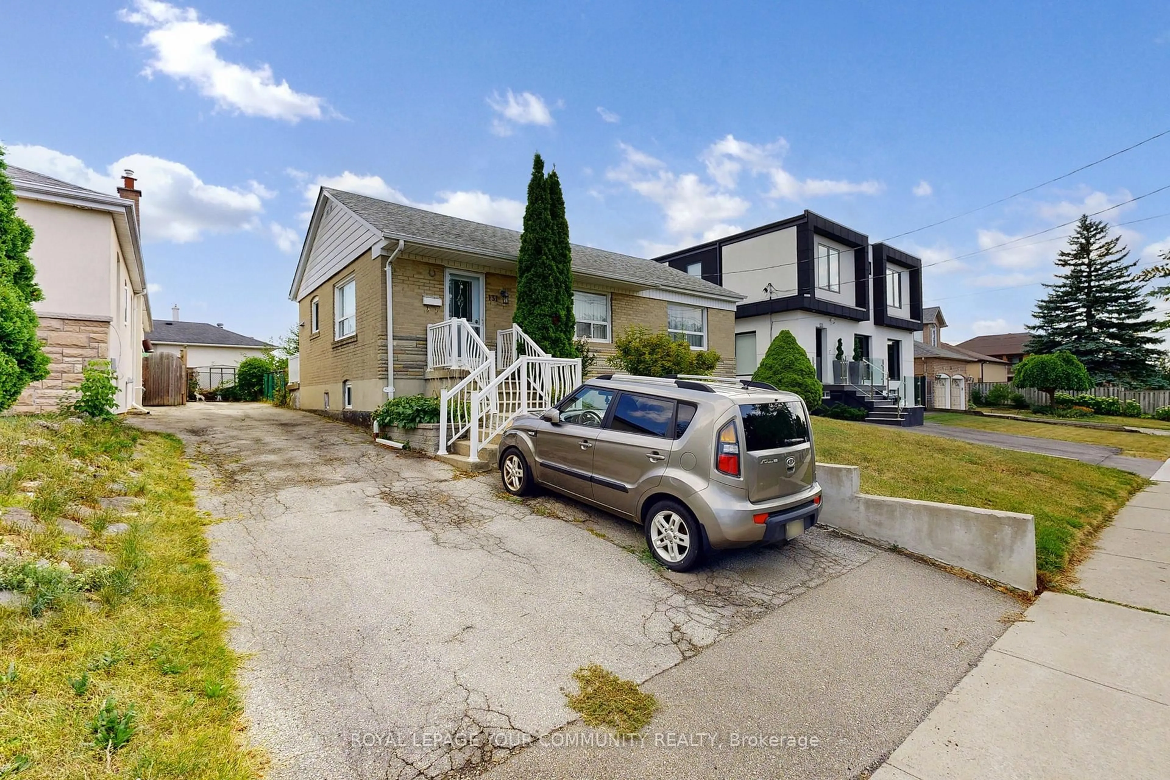 A pic from outside/outdoor area/front of a property/back of a property/a pic from drone, street for 131 Calvington Dr, Toronto Ontario M3M 2M5