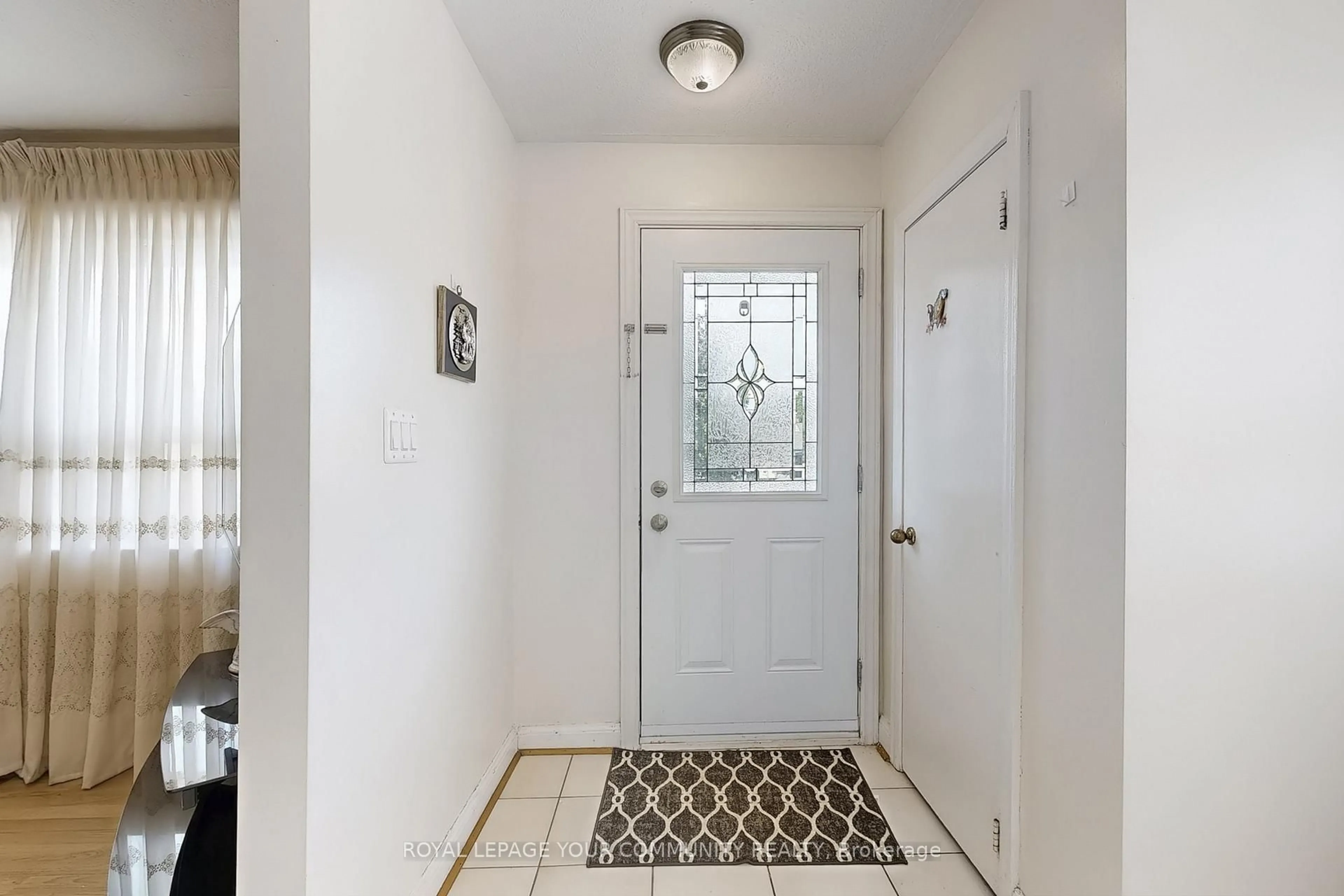 Indoor entryway for 131 Calvington Dr, Toronto Ontario M3M 2M5