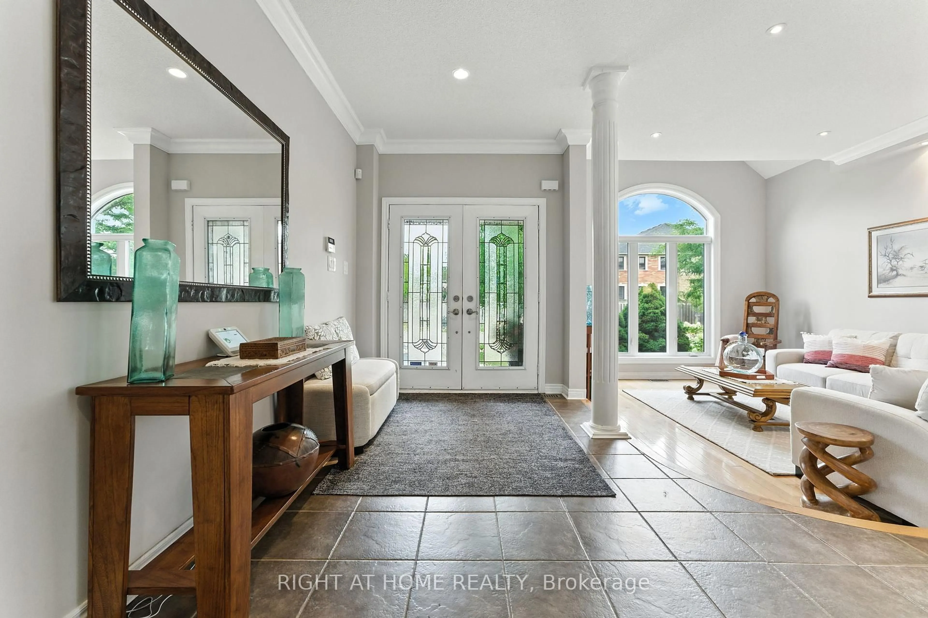 Indoor entryway for 2465 Whistling Springs Cres, Oakville Ontario L6M 5G4