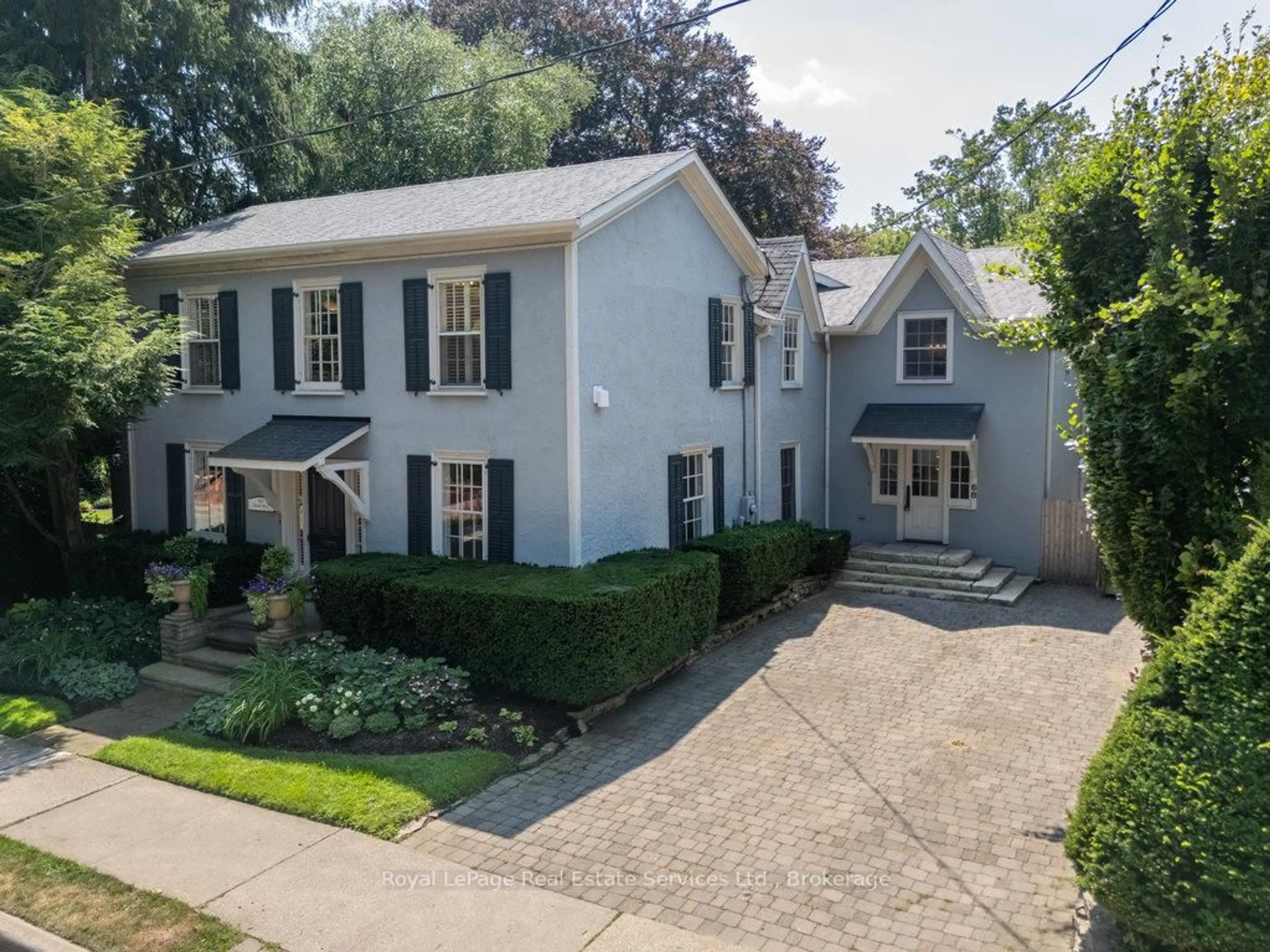 A pic from outside/outdoor area/front of a property/back of a property/a pic from drone, street for 68 Thomas St, Oakville Ontario L6J 3A4