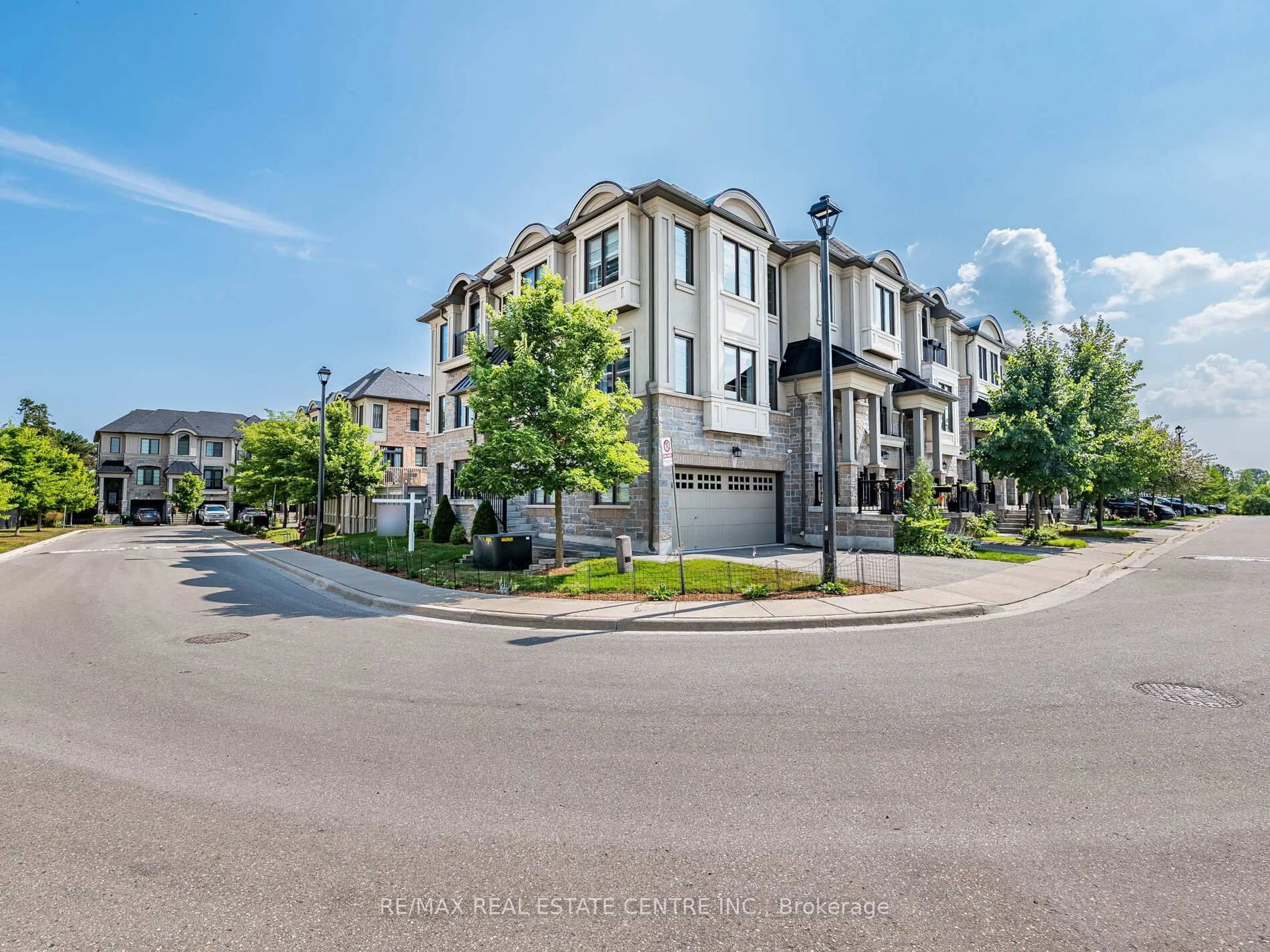 A pic from outside/outdoor area/front of a property/back of a property/a pic from drone, street for 1170 Beachcomber Rd, Mississauga Ontario L5G 4N3