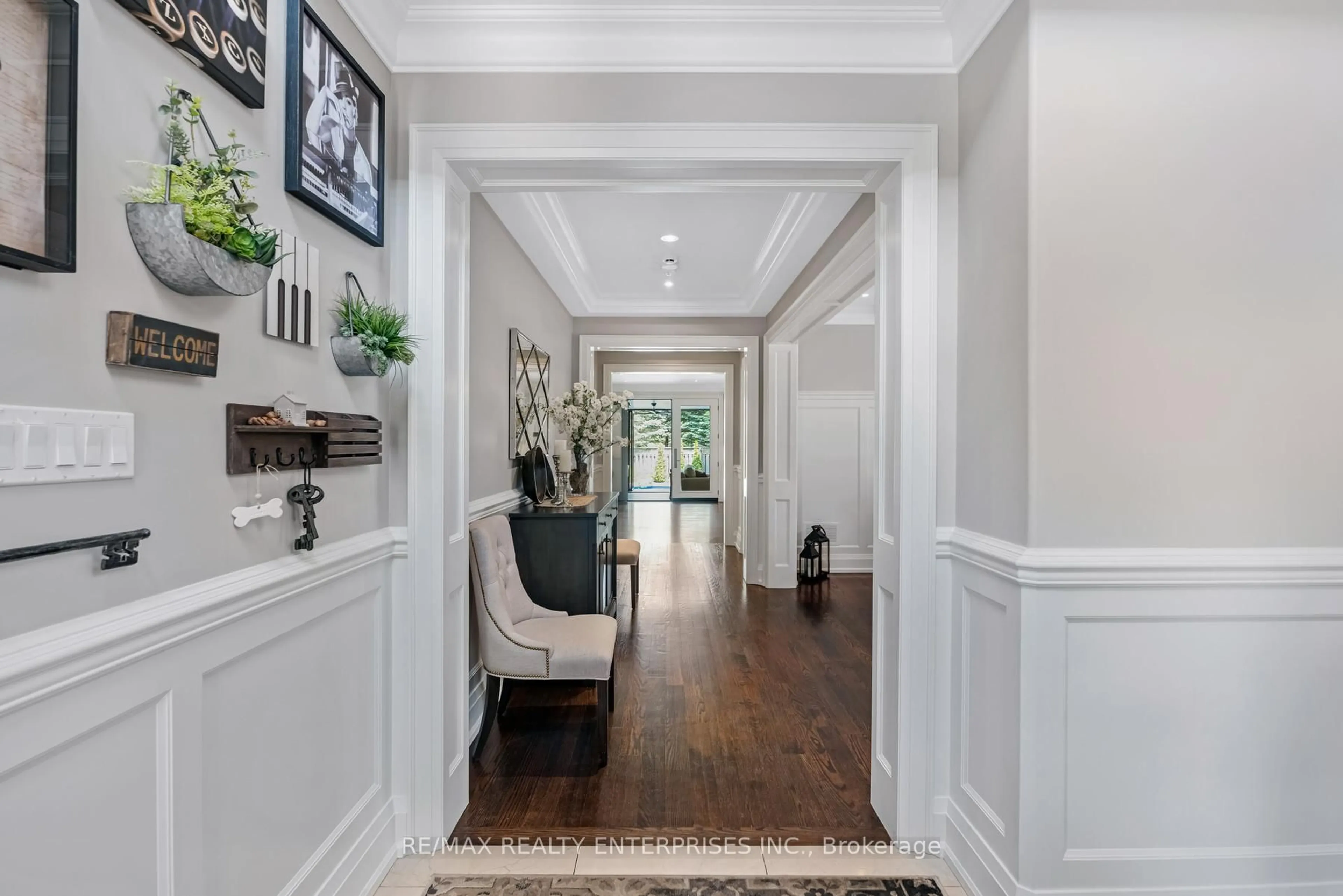 Indoor entryway for 17 Wenonah Dr, Mississauga Ontario L5G 3V9