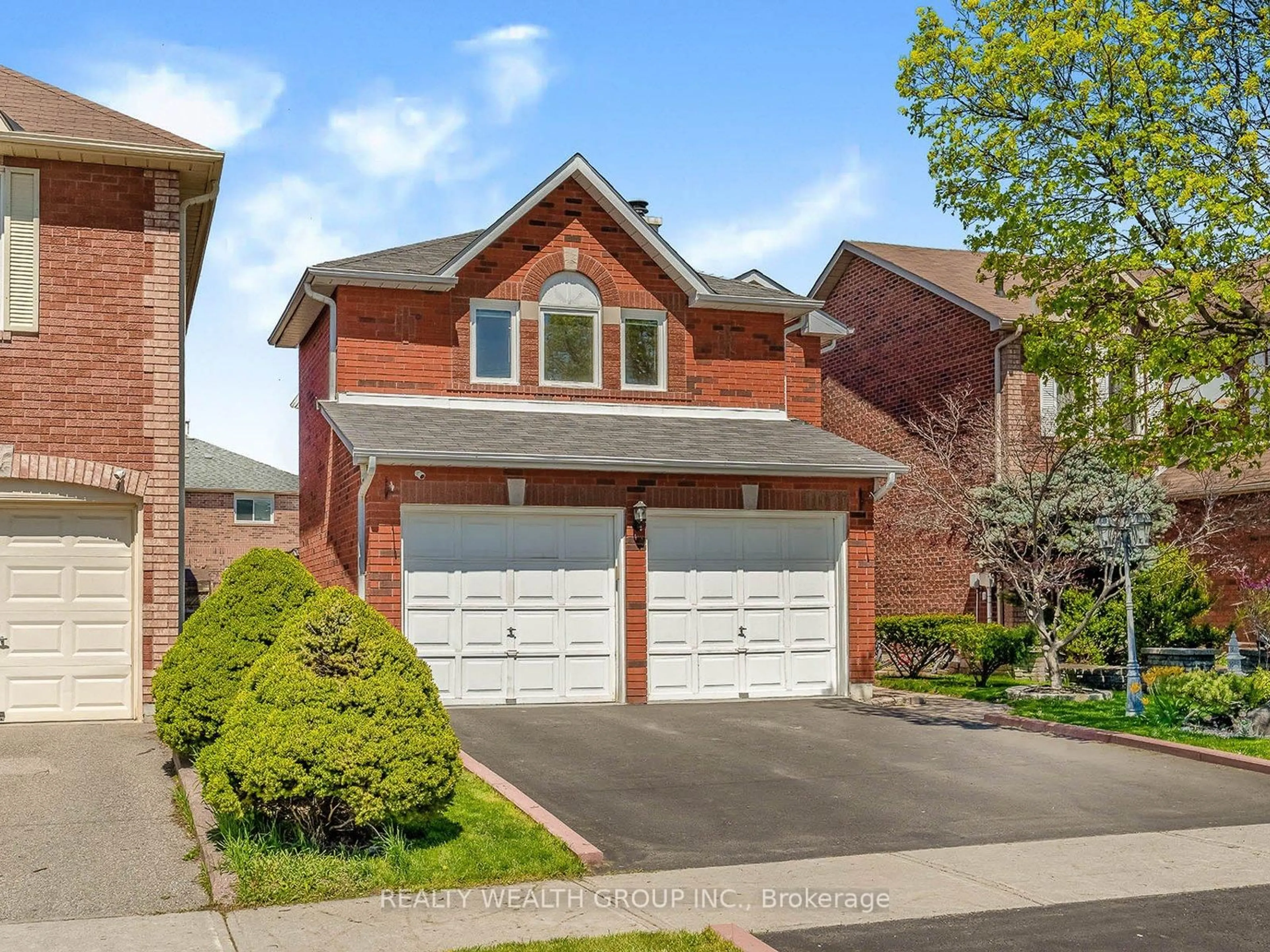 Home with brick exterior material, street for 1077 Windsor Hill Blvd, Mississauga Ontario L5V 1P4
