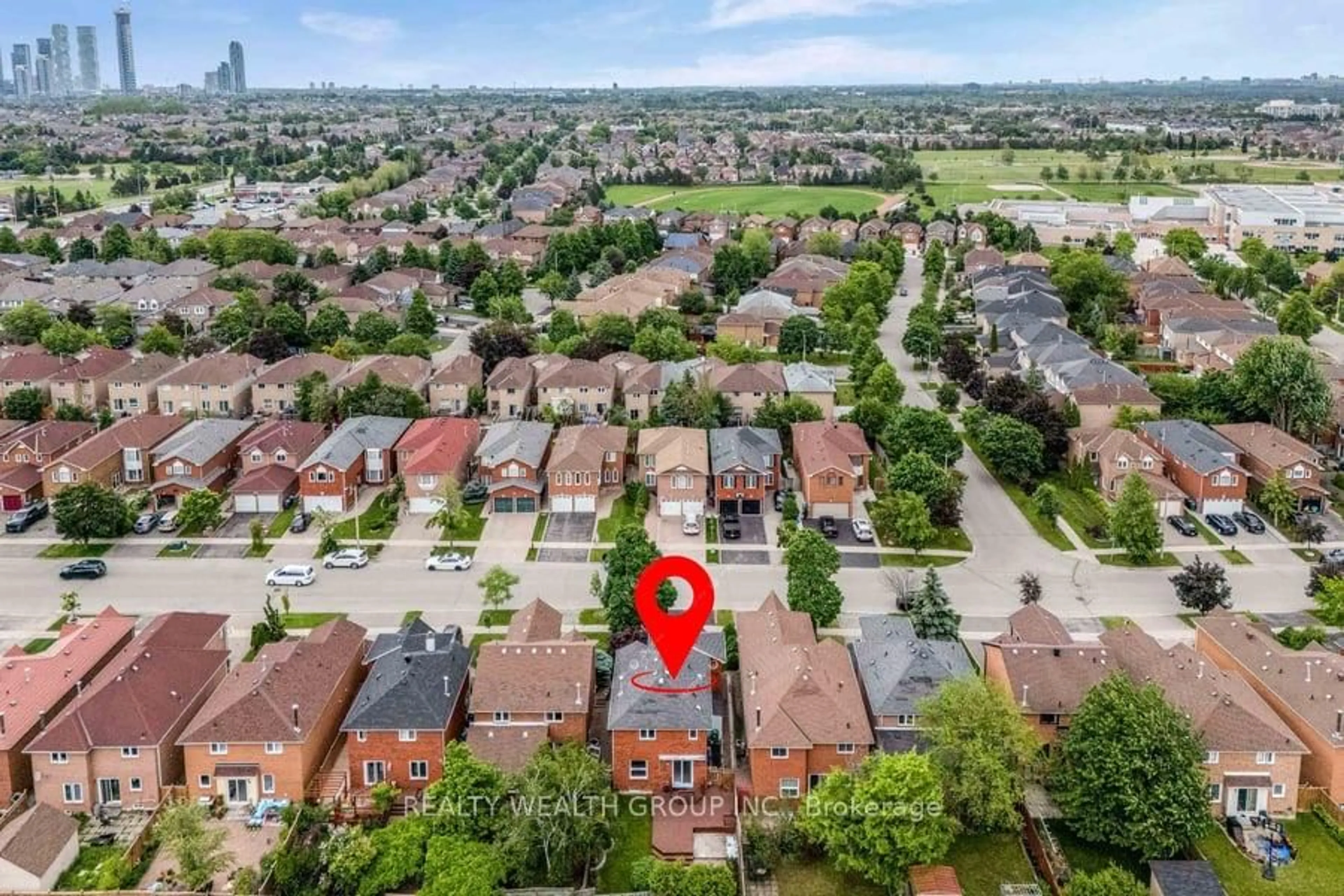 A pic from outside/outdoor area/front of a property/back of a property/a pic from drone, street for 1077 Windsor Hill Blvd, Mississauga Ontario L5V 1P4