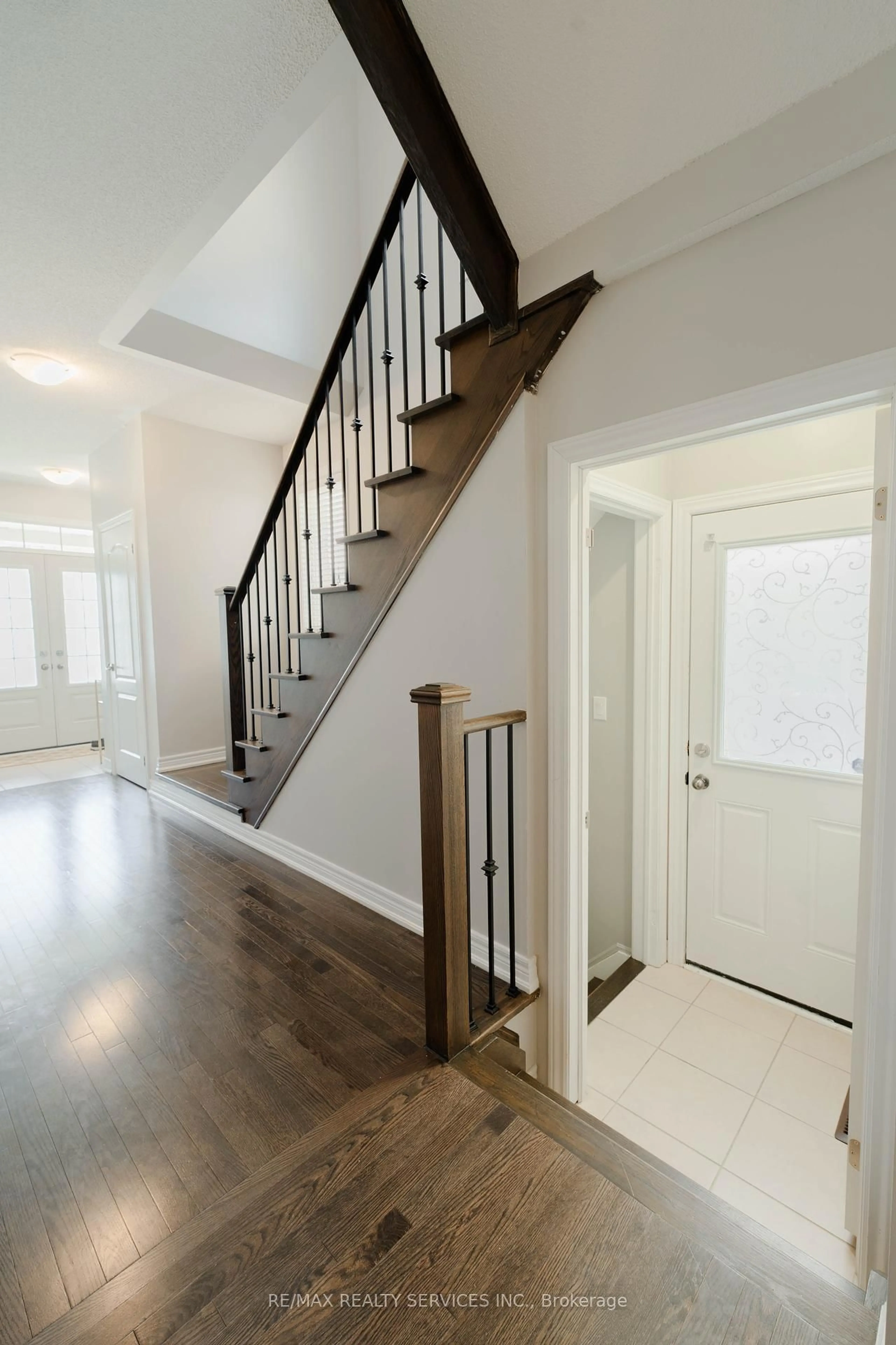 Indoor entryway for 15 Ebury Dr, Brampton Ontario L6X 5M4