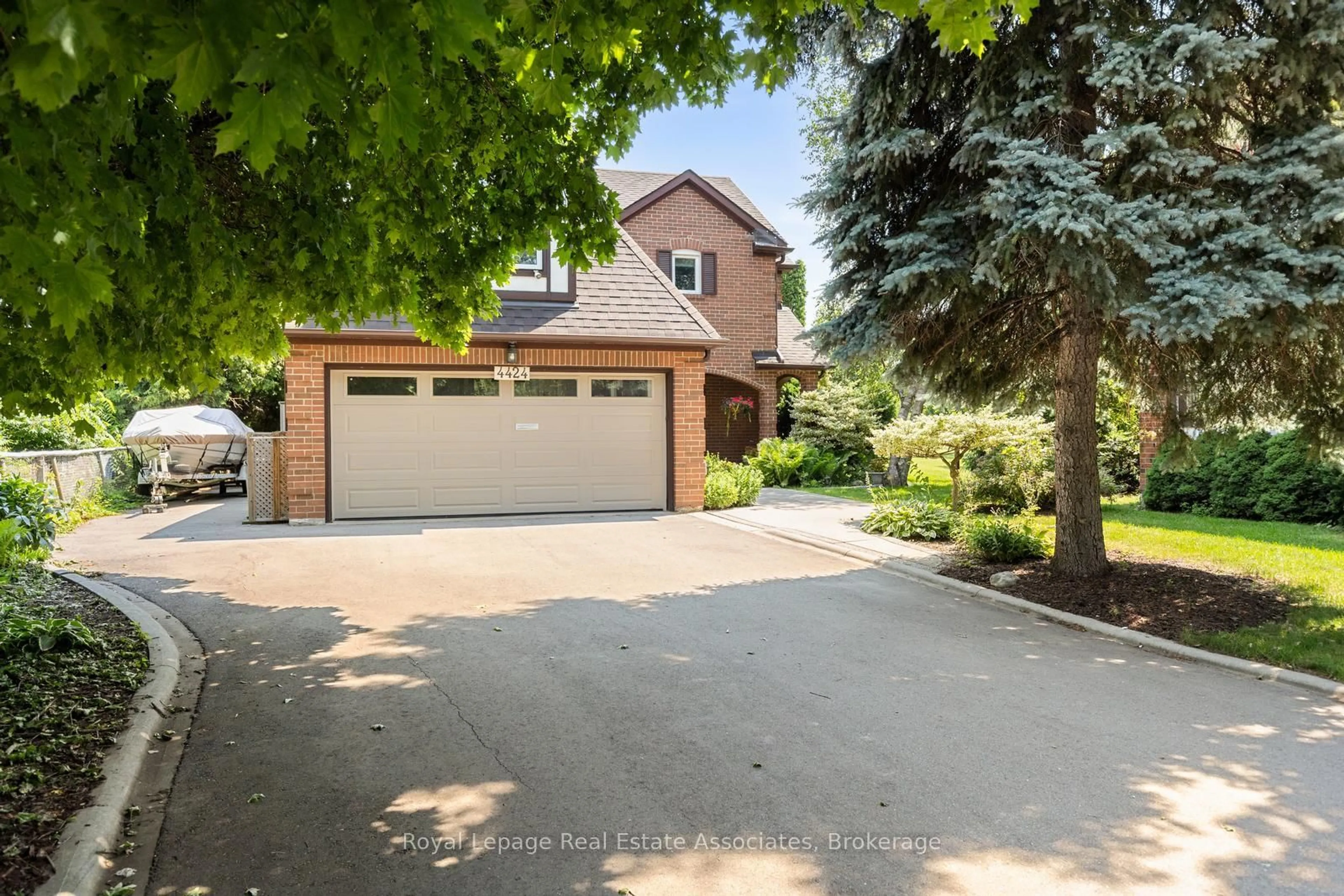A pic from outside/outdoor area/front of a property/back of a property/a pic from drone, street for 4424 Treetop Crt, Mississauga Ontario L5L 3M7