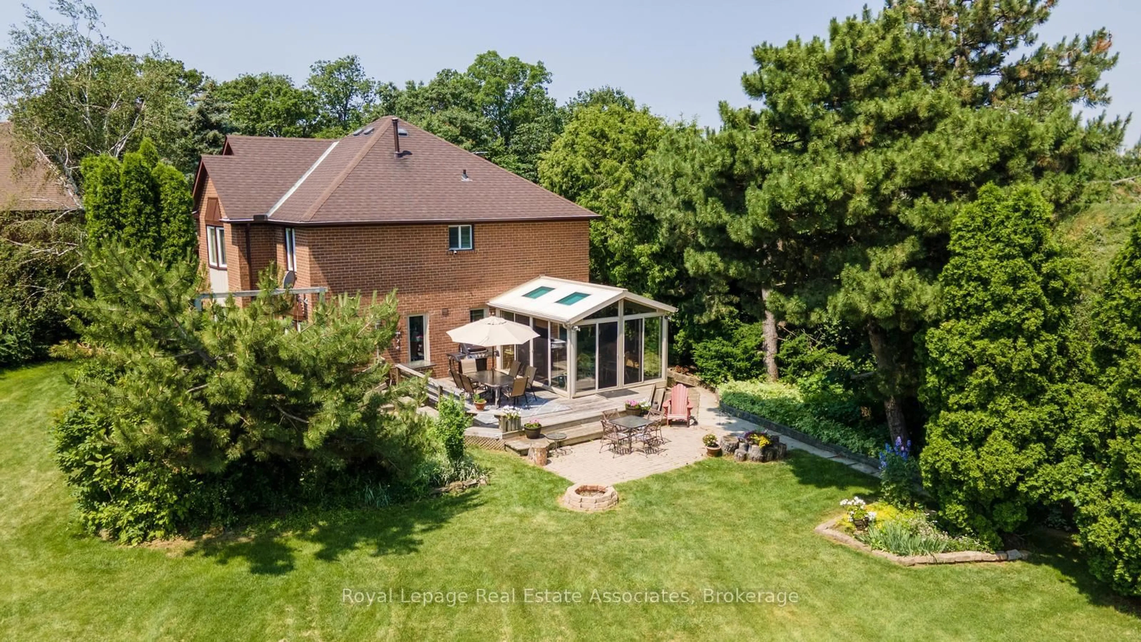 A pic from outside/outdoor area/front of a property/back of a property/a pic from drone, unknown for 4424 Treetop Crt, Mississauga Ontario L5L 3M7