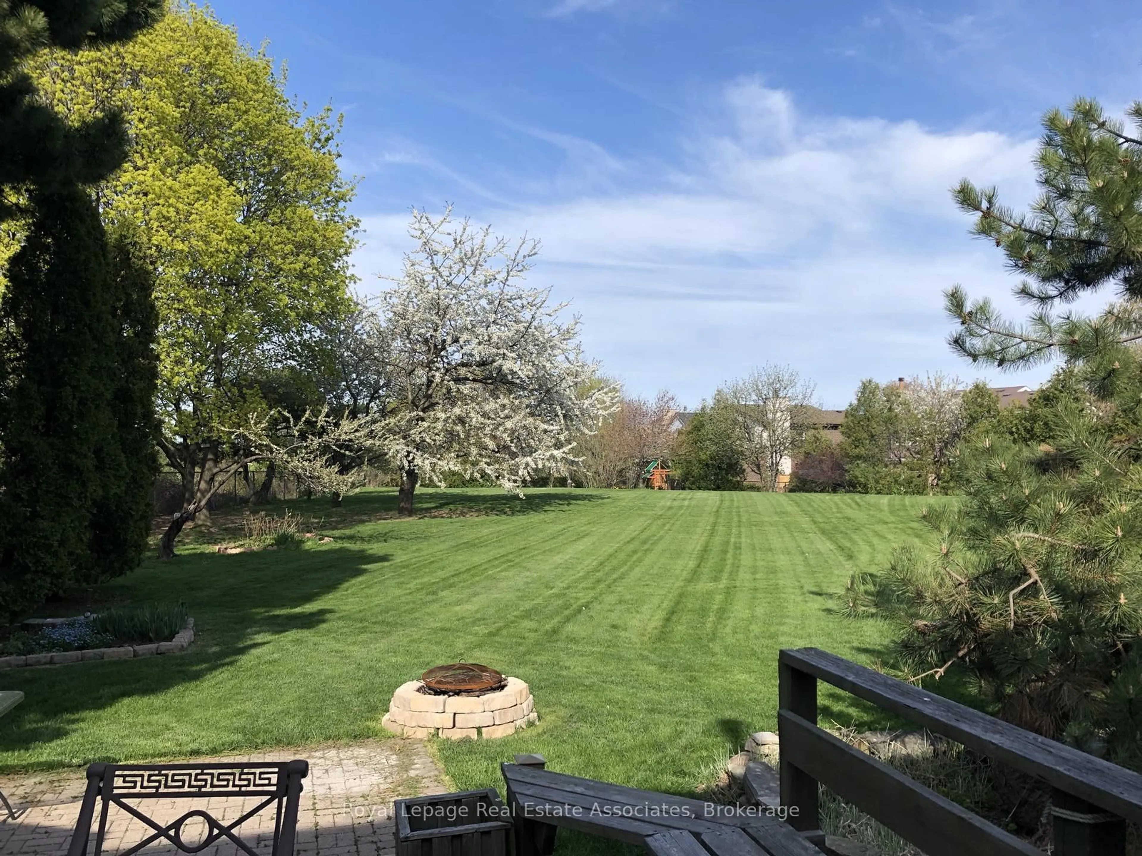 A pic from outside/outdoor area/front of a property/back of a property/a pic from drone, forest/trees view for 4424 Treetop Crt, Mississauga Ontario L5L 3M7