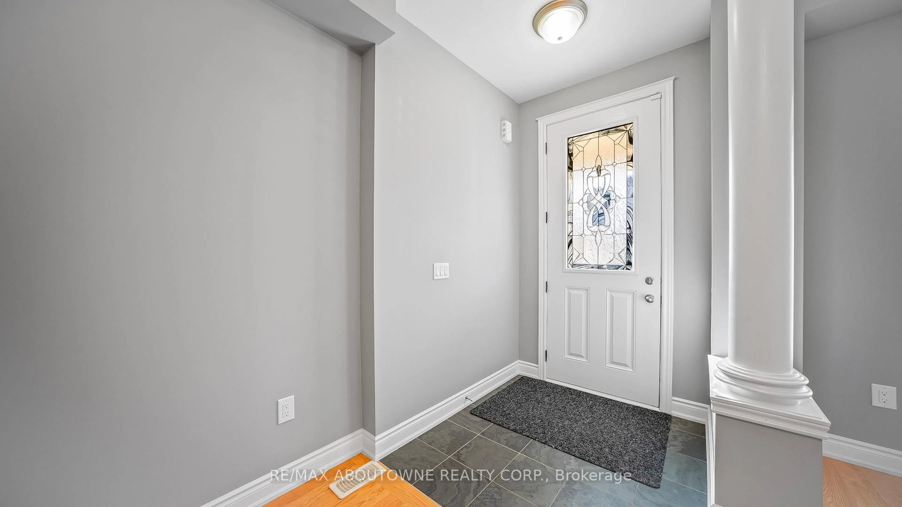 Indoor entryway for 548 Terrace Way, Oakville Ontario L6M 1N6