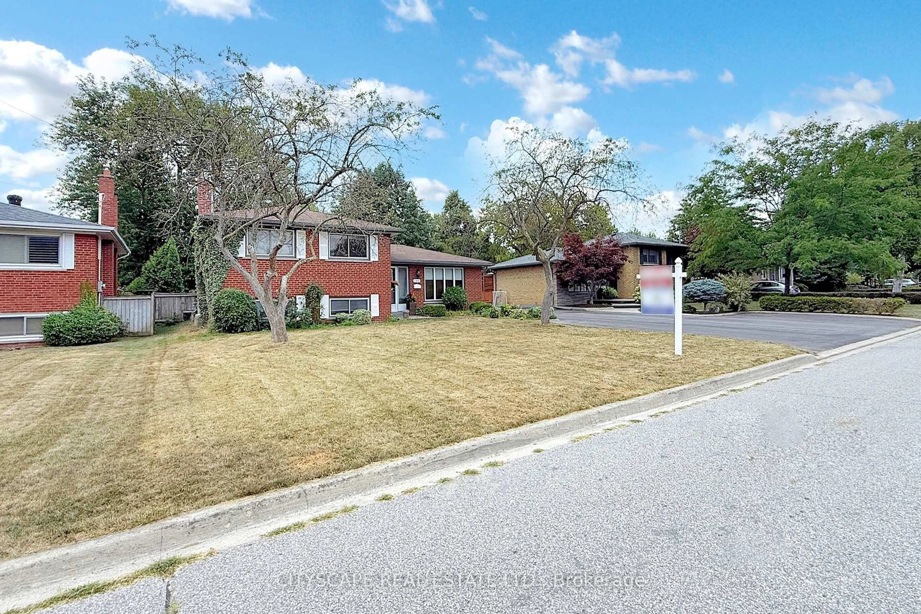 A pic from outside/outdoor area/front of a property/back of a property/a pic from drone, street for 188 Foxbar Rd, Burlington Ontario L7L 2Z9