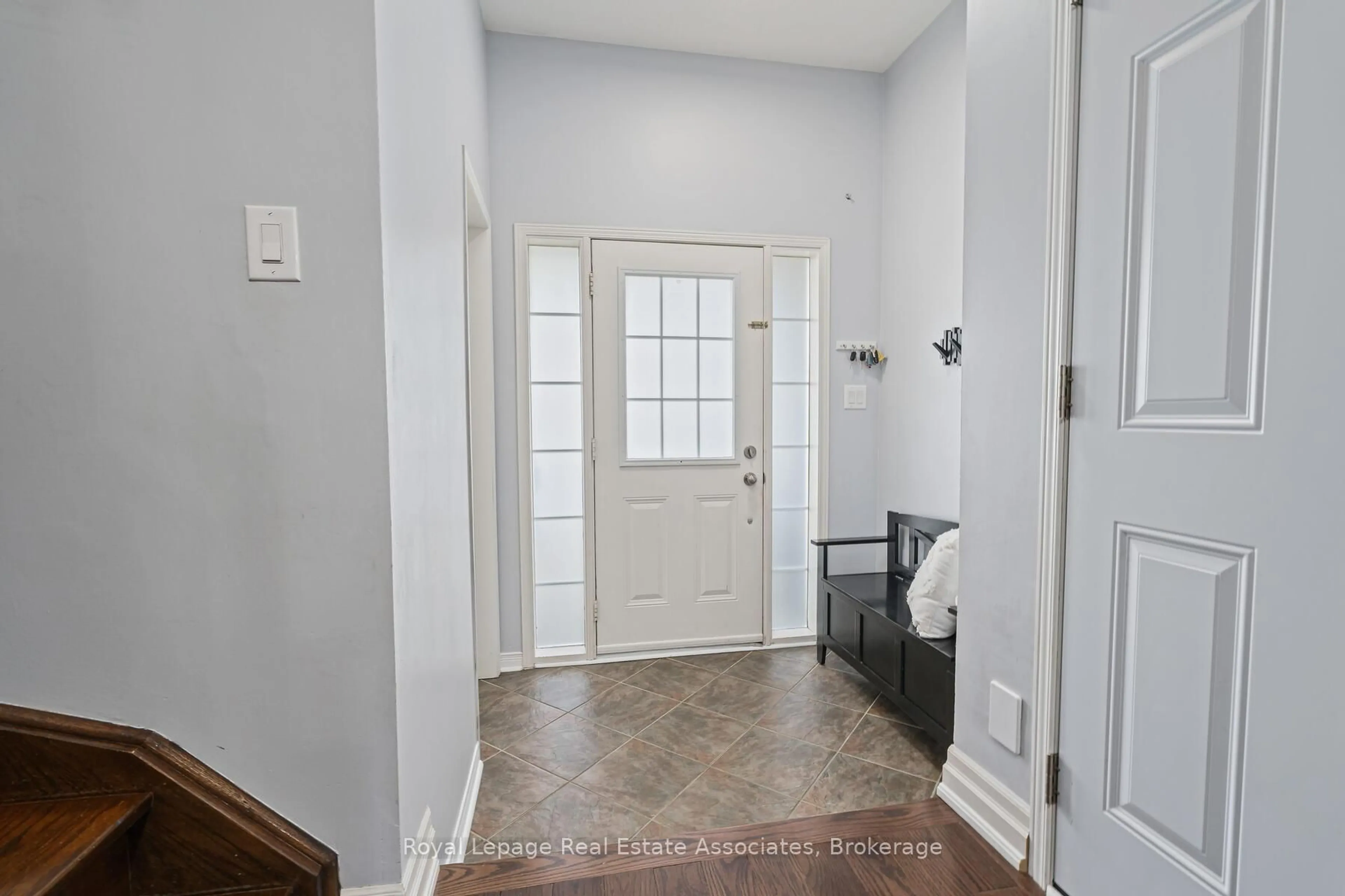 Indoor entryway for 117 Niagara Tr, Halton Hills Ontario L7G 0A6