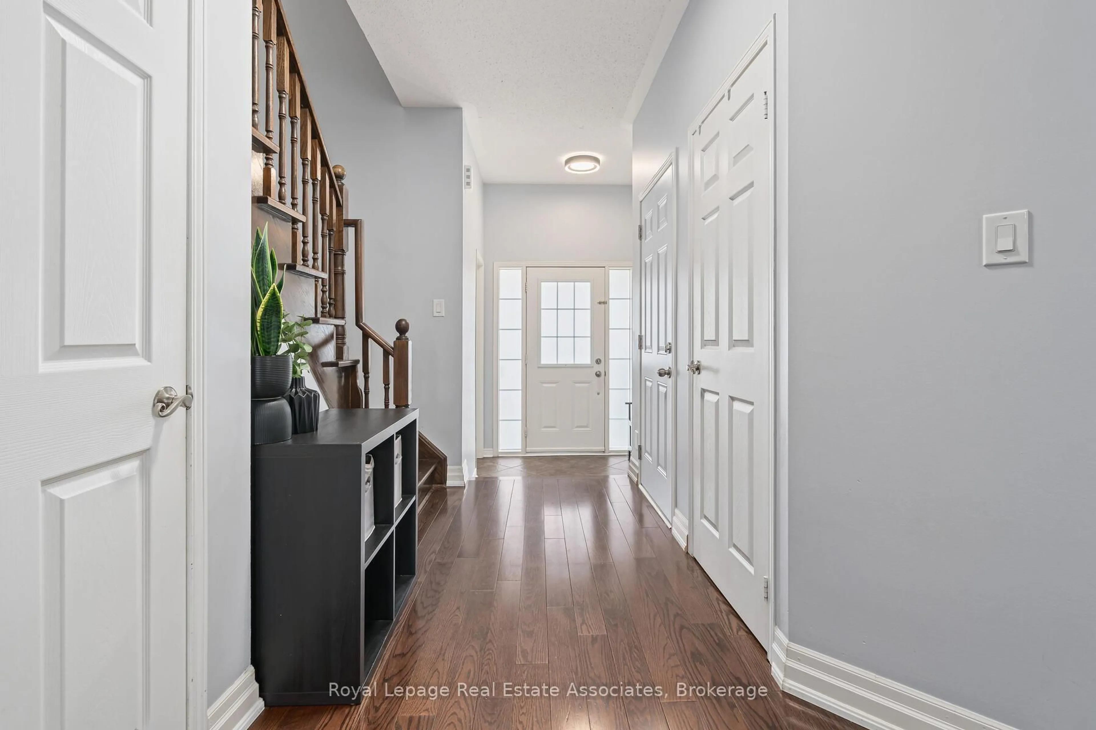 Indoor entryway for 117 Niagara Tr, Halton Hills Ontario L7G 0A6